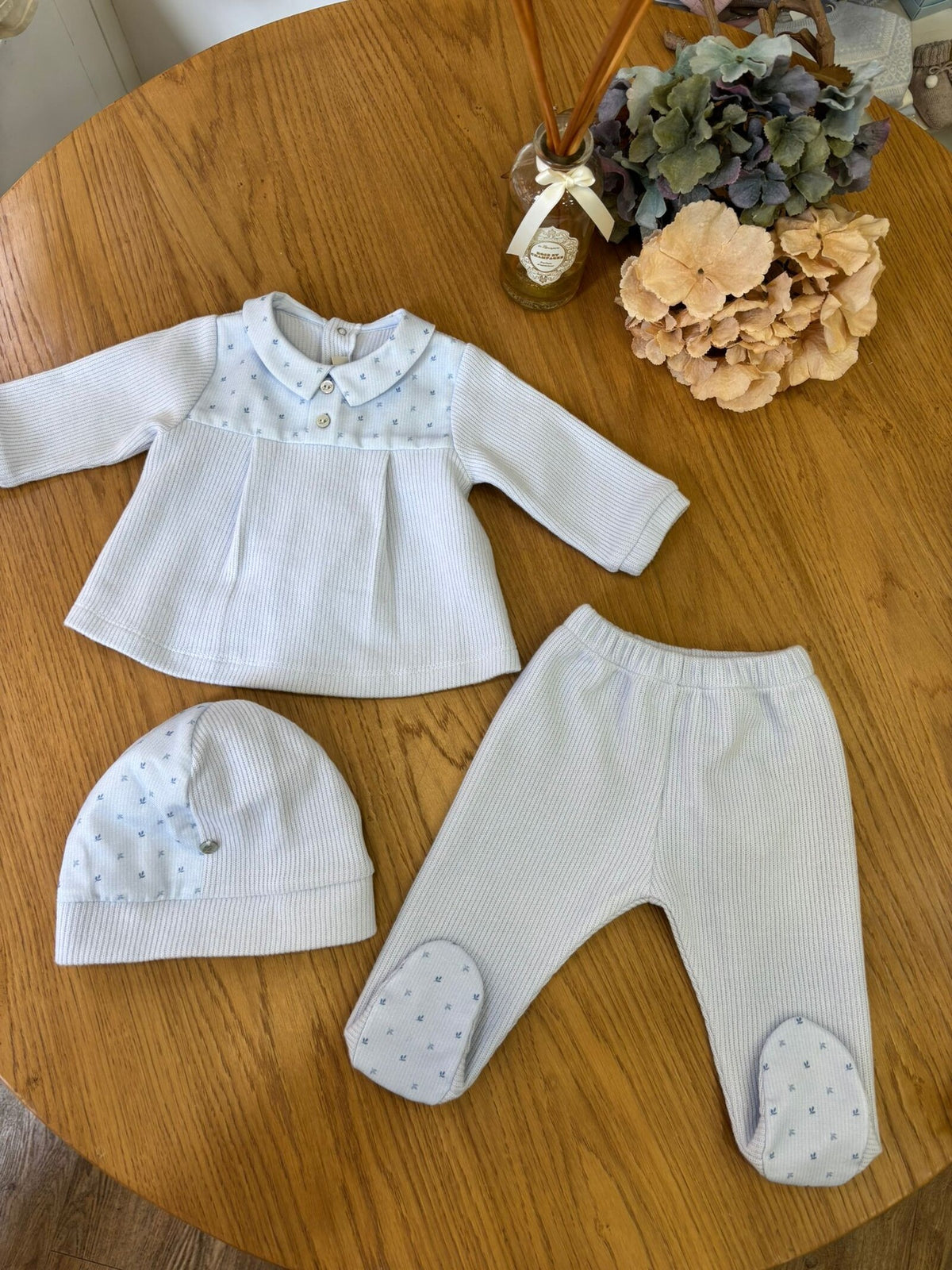 Completo due pezzi in cotone a coste con cappellino