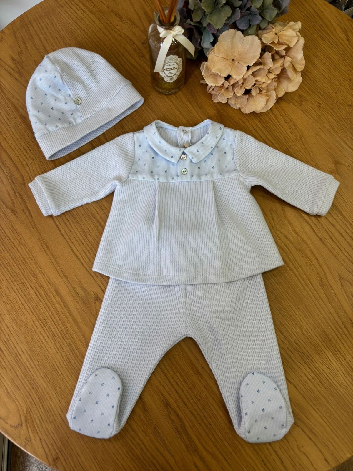 Completo due pezzi in cotone a coste con cappellino