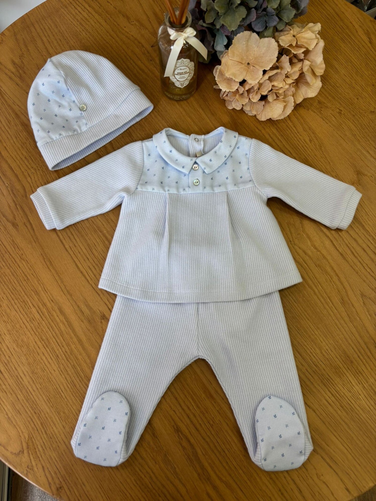 Completo due pezzi in cotone a coste con cappellino