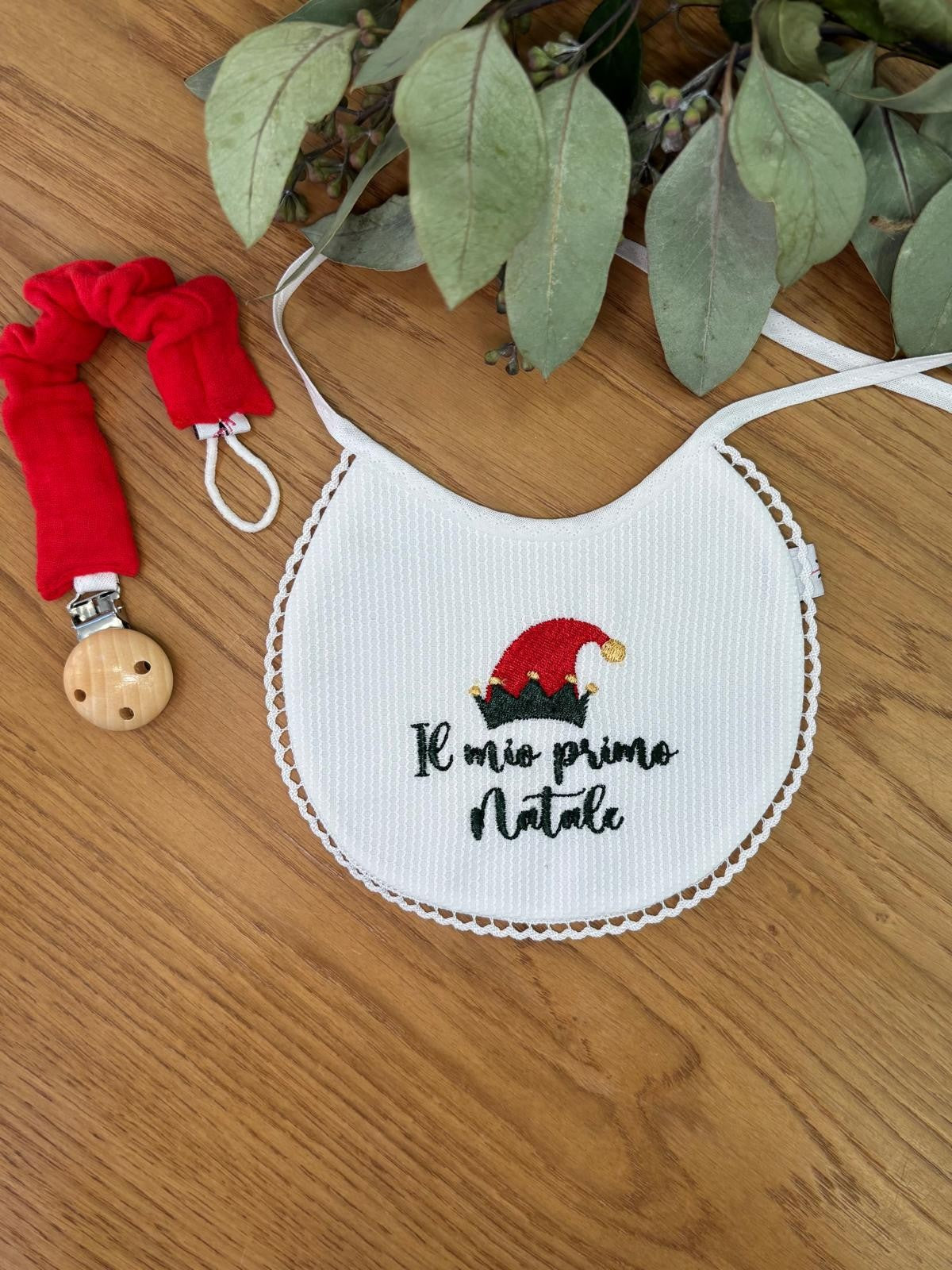 Bavaglino in piquet di cotone nido d'ape con ricamo