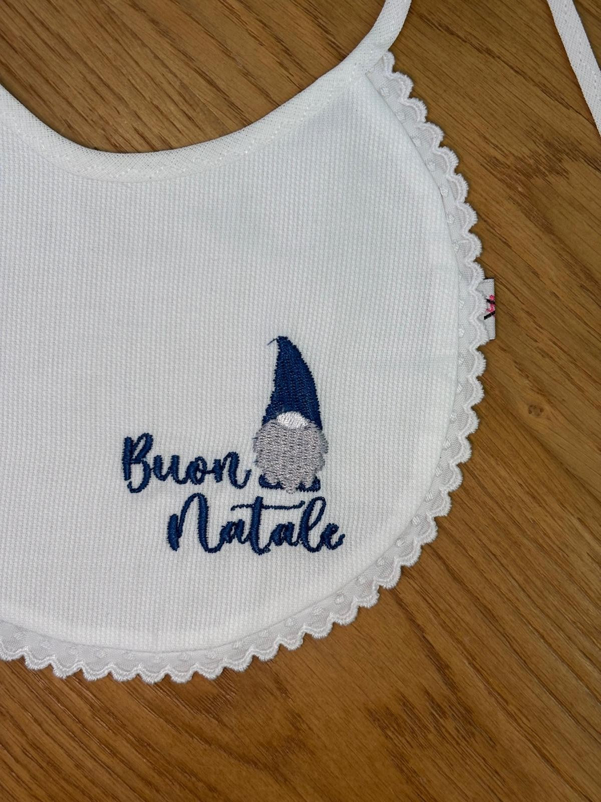 Bavaglino in piquet di cotone mille righe con ricamo