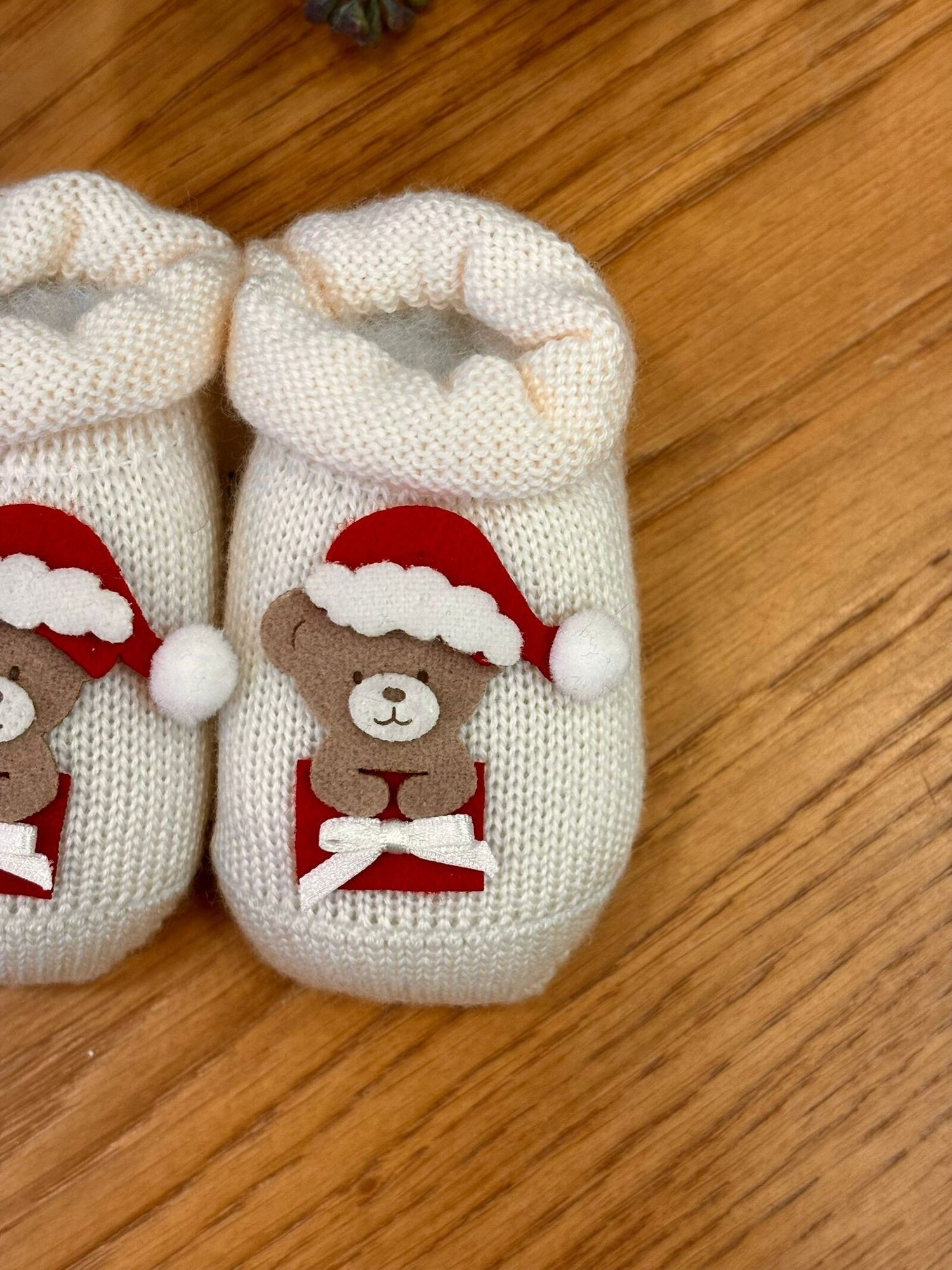 Scarpine neonato in lana con orsacchiotto di Natale