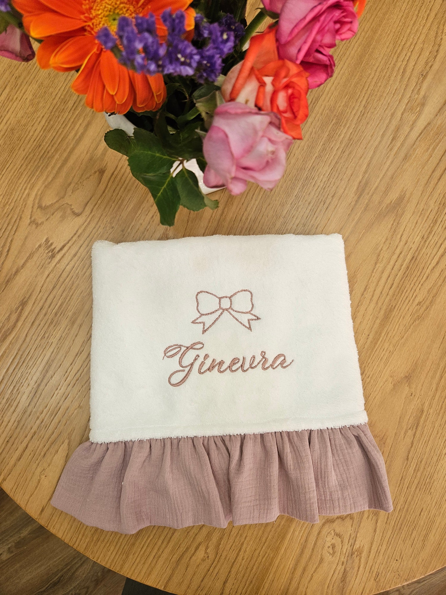 Telo bagnetto in spugna bianca con rouche in mussola