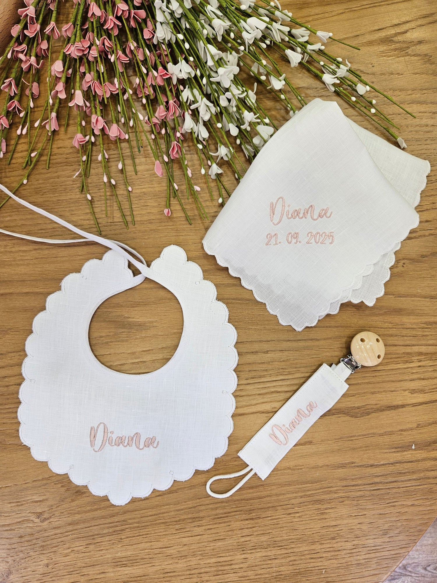 Bavaglino e fazzoletto battesimale con smerlo e portaciuccio