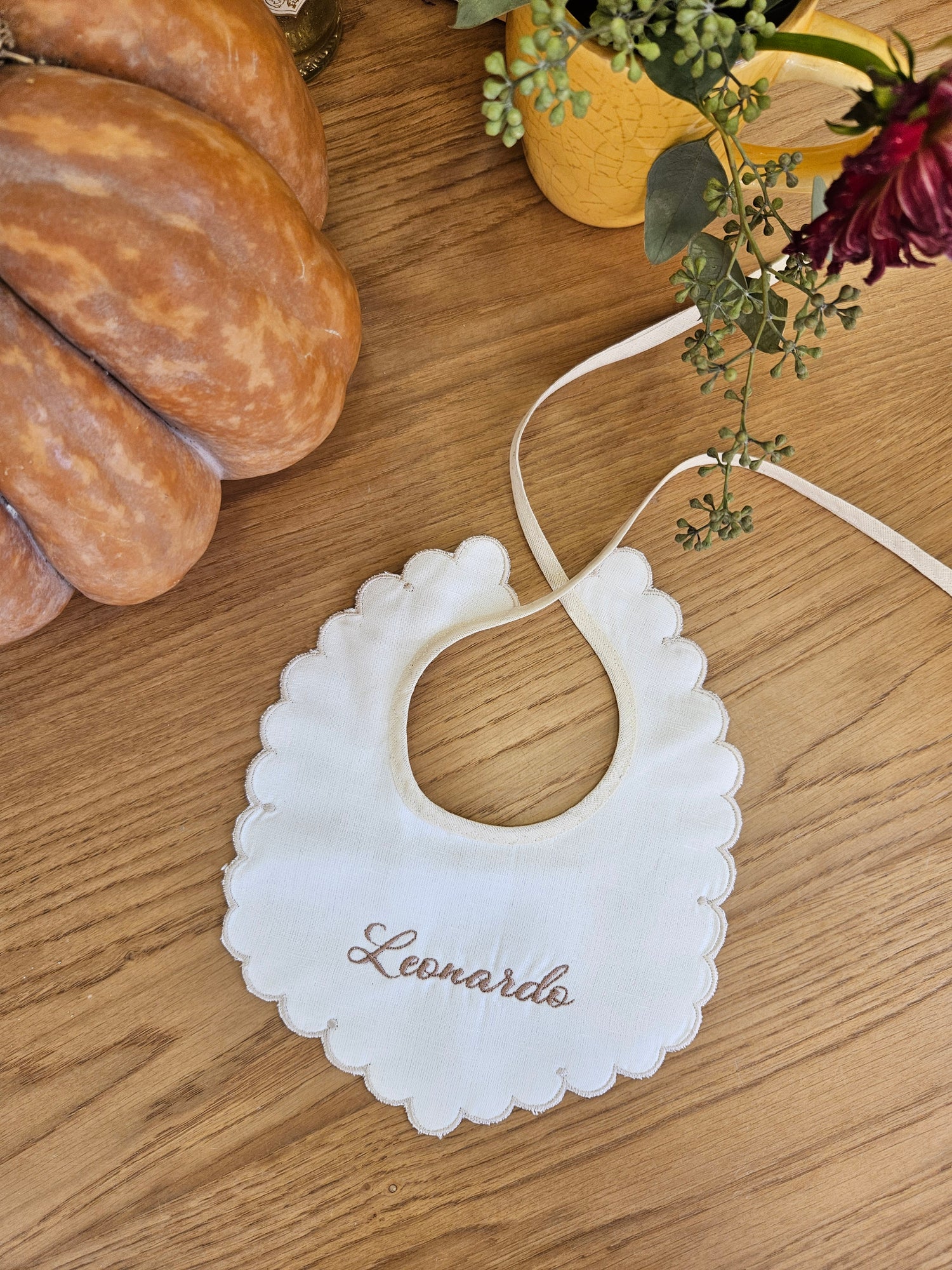 Bavaglino in lino bianco con smerlo