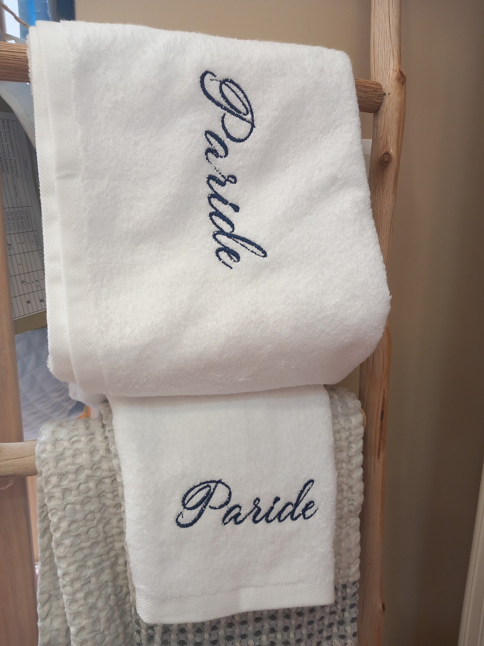 Coppia di asciugamani in spugna di cotone bianca