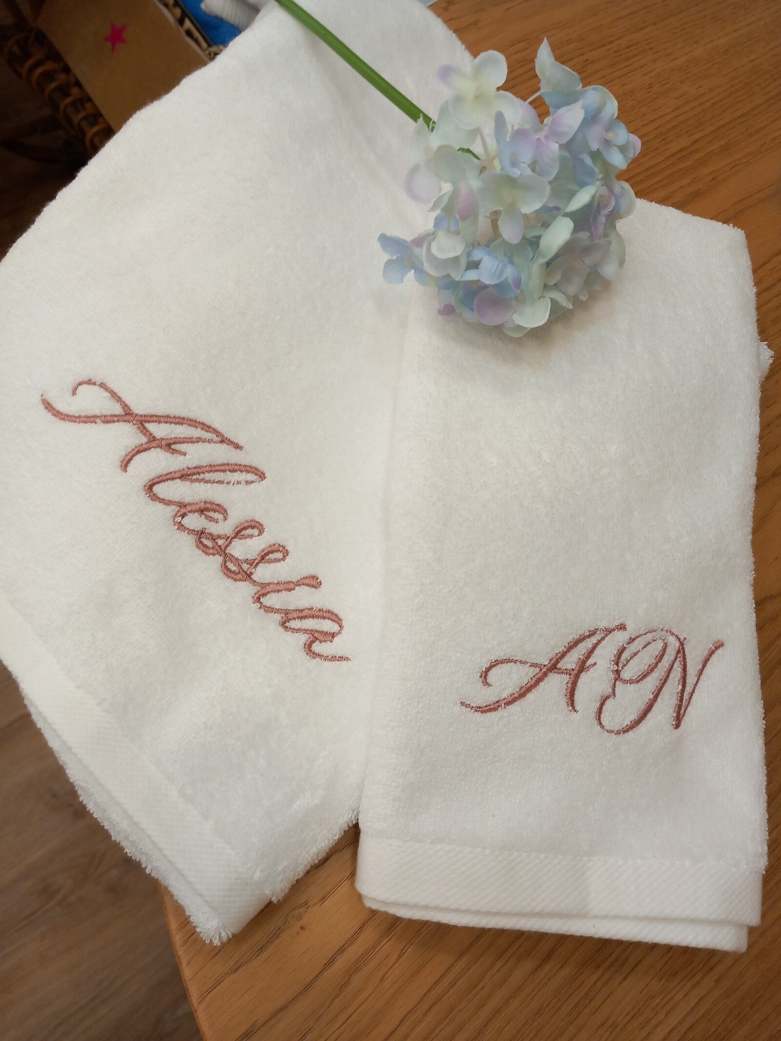 Coppia di asciugamani in spugna di cotone bianca