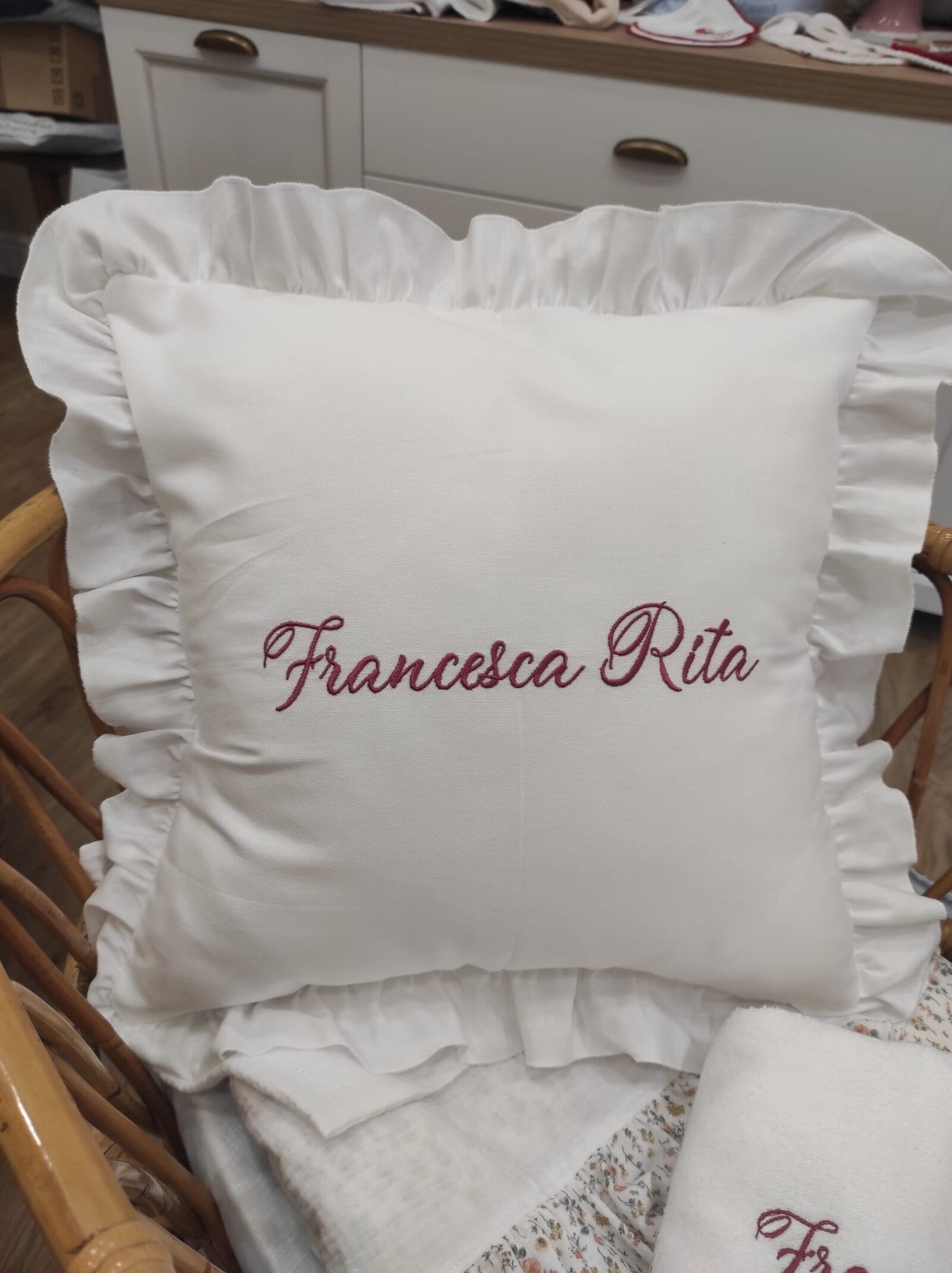 Cuscino con rouche in cotone bianco
