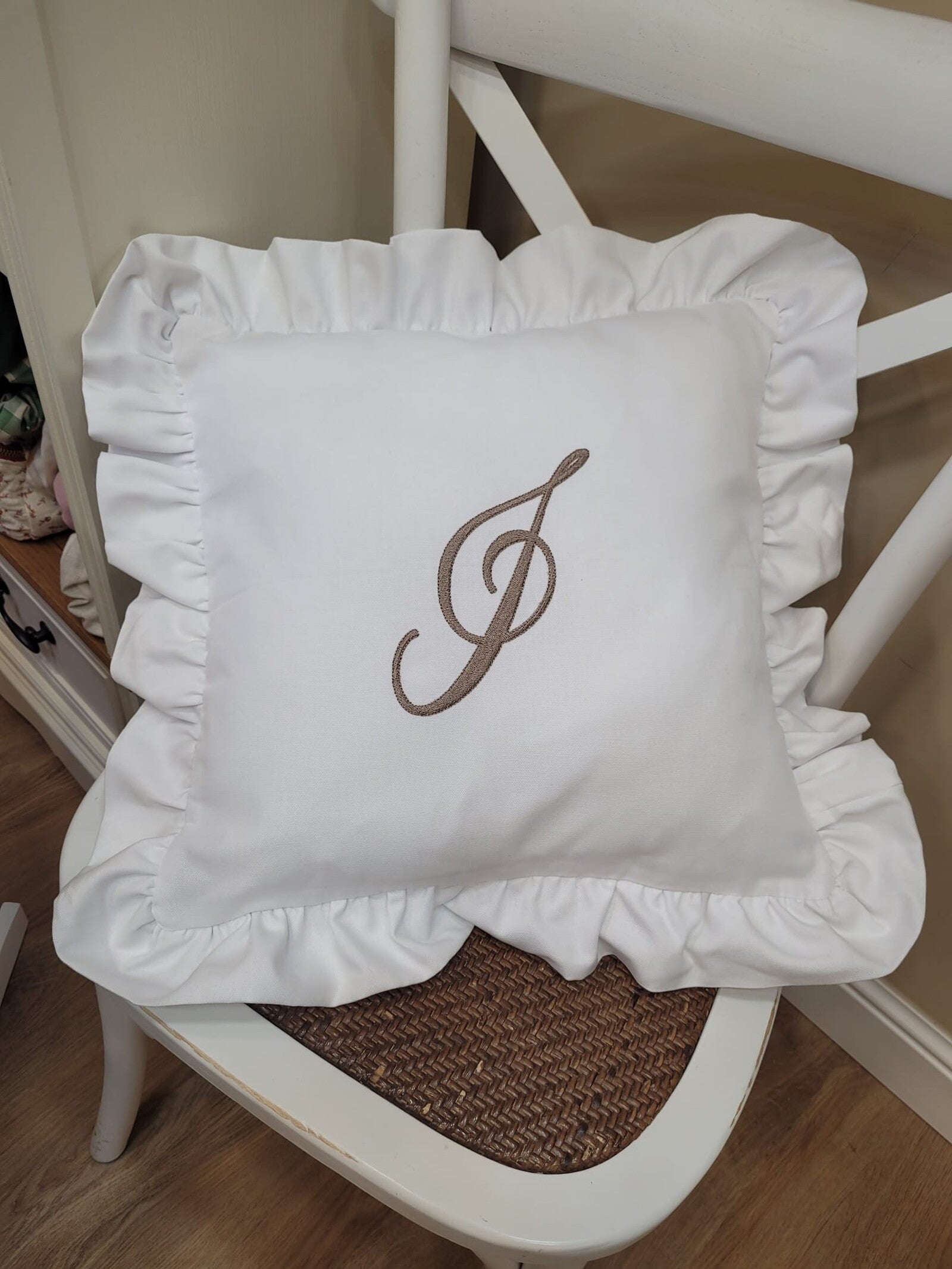 Cuscino con rouche in cotone bianco