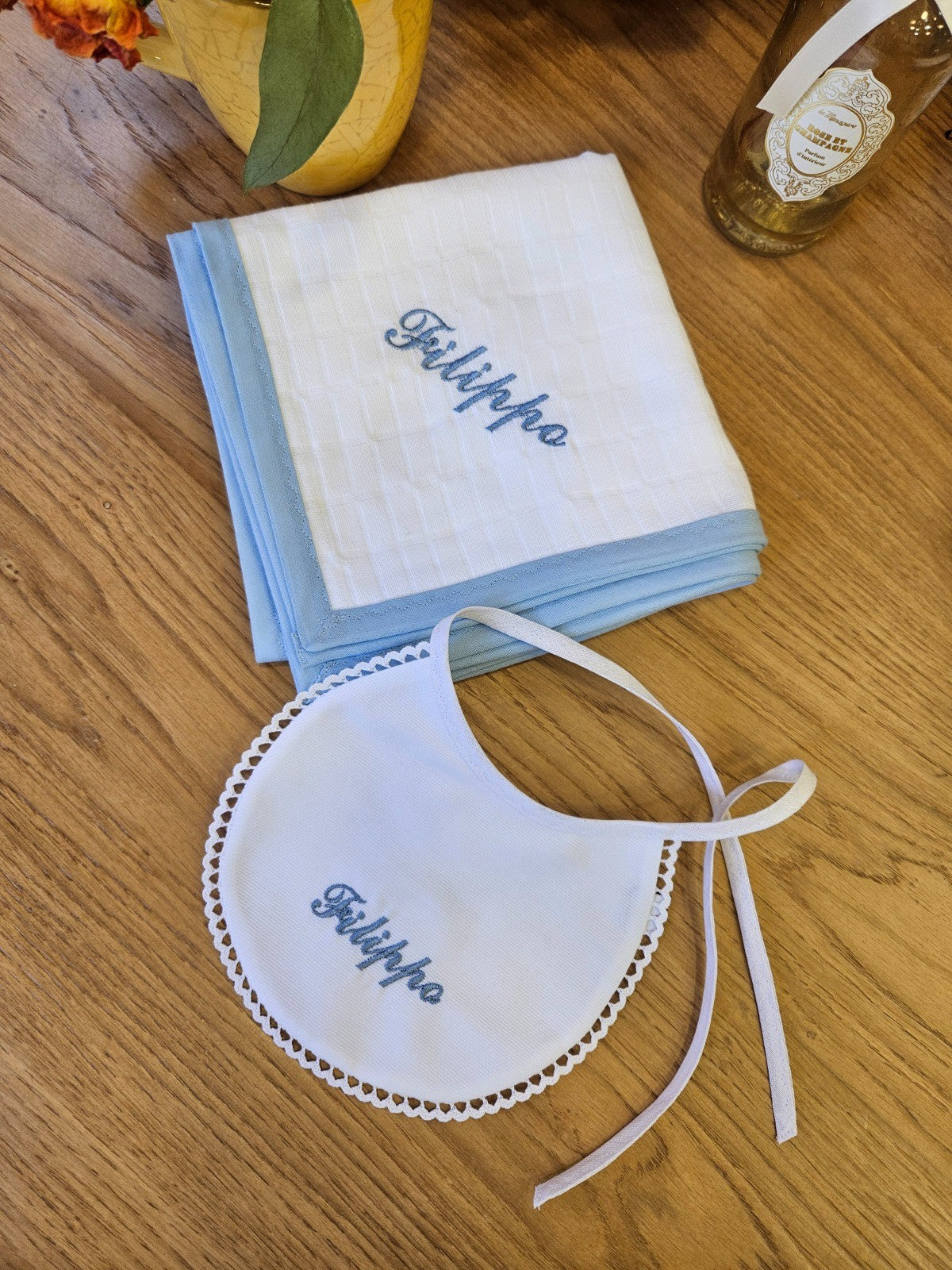 Coordinato bavaglino e quadrato di cotone