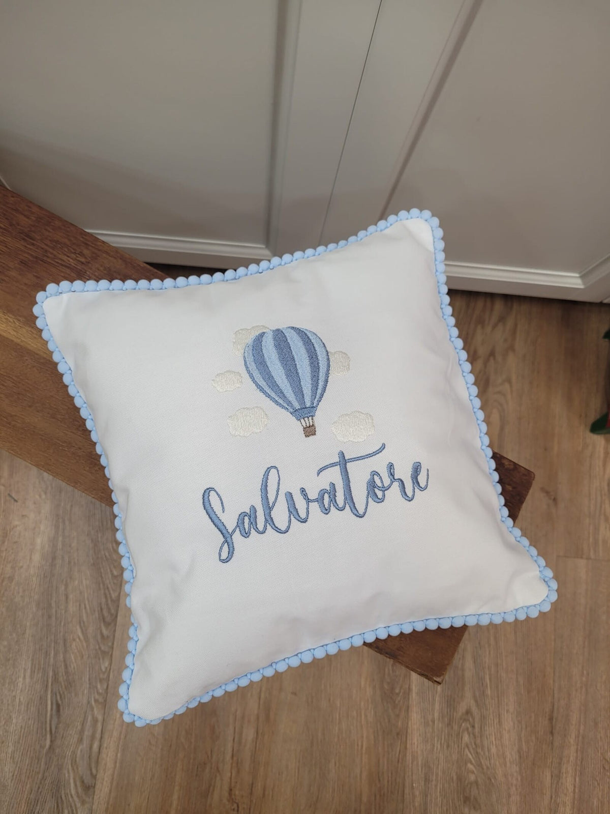 Cuscino decorativo in cotone con pon pon piccoli