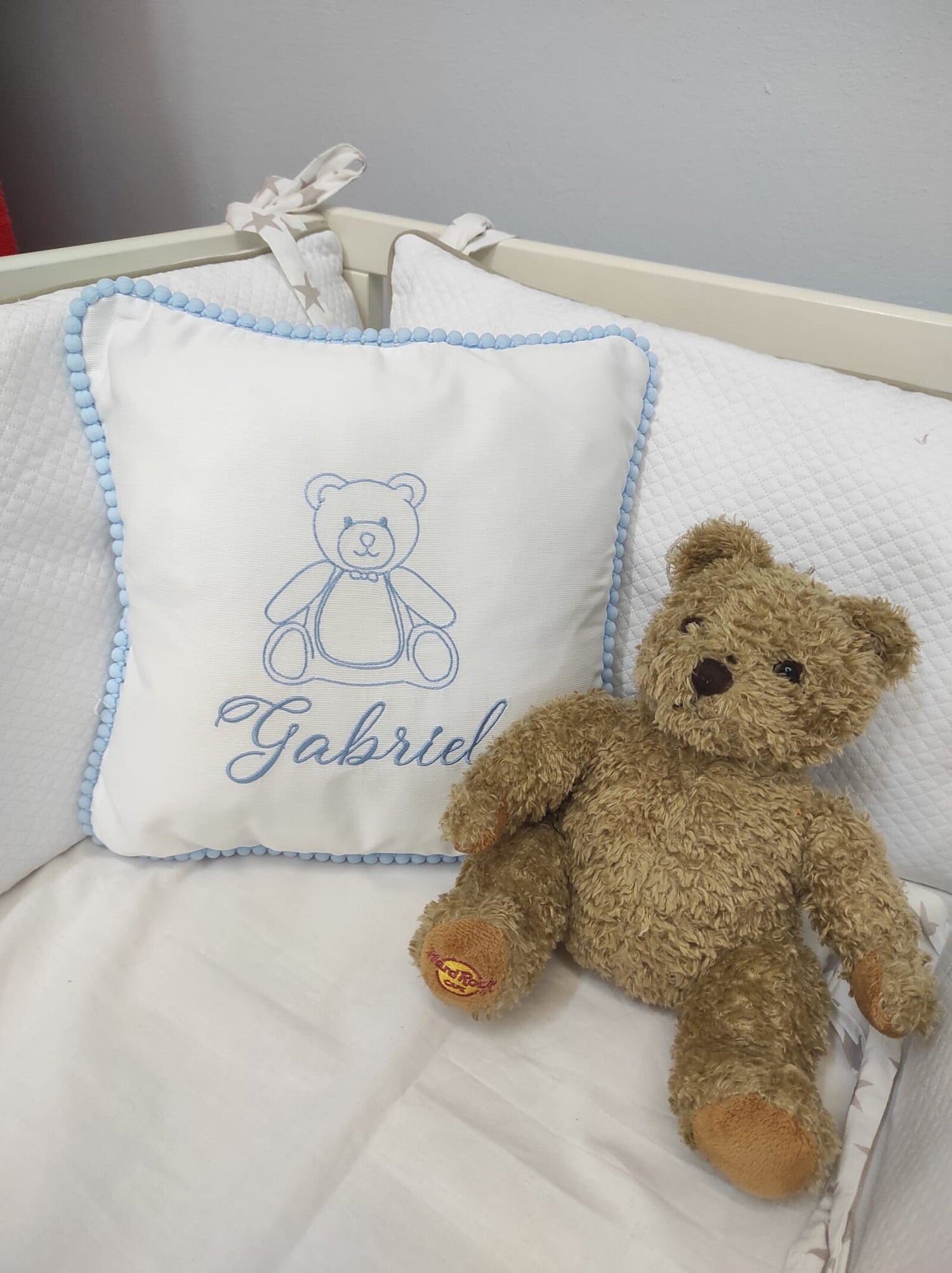 Cuscino decorativo in cotone con pon pon piccoli