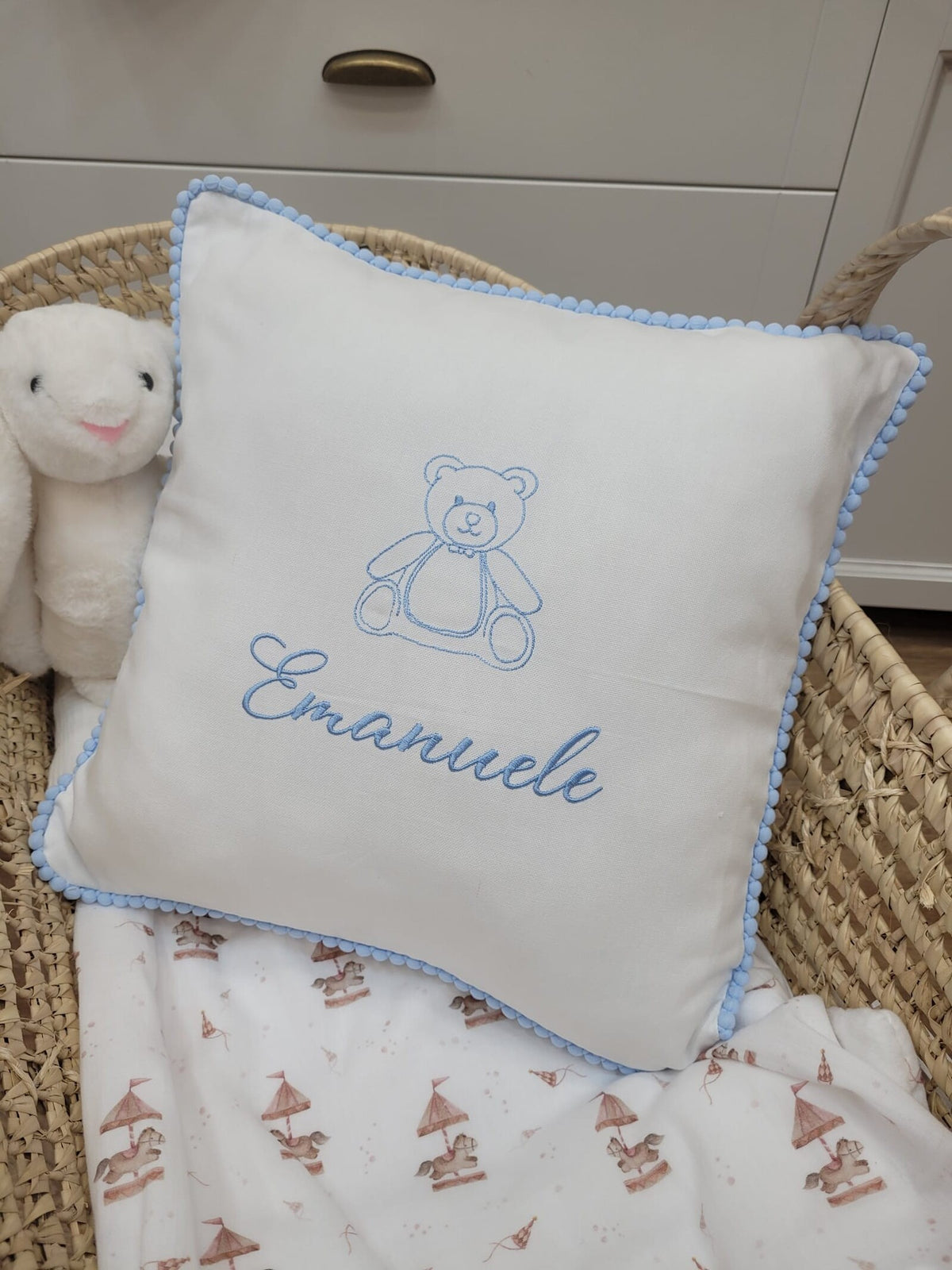 Cuscino decorativo in cotone con pon pon piccoli