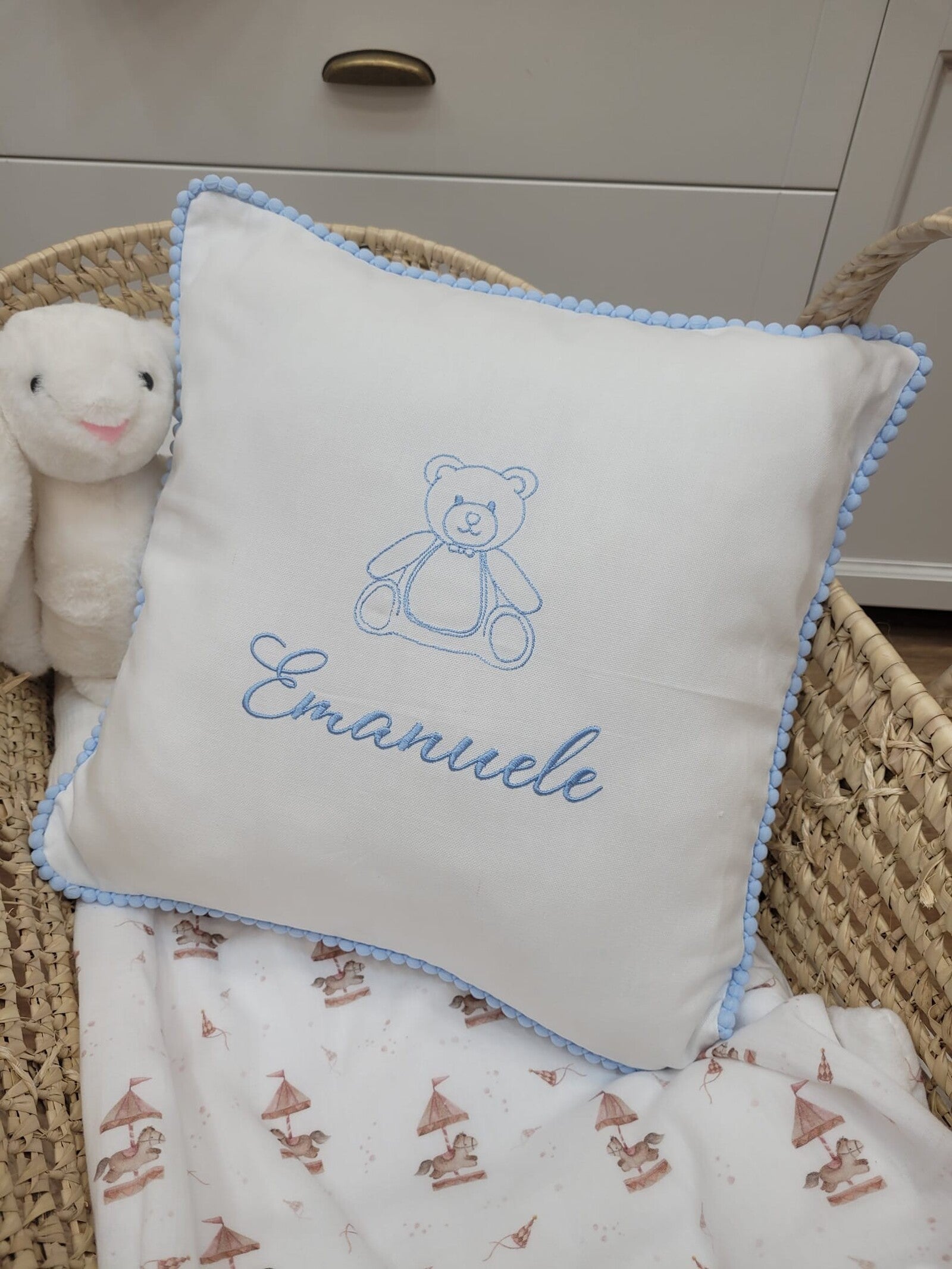 Cuscino decorativo in cotone con pon pon piccoli