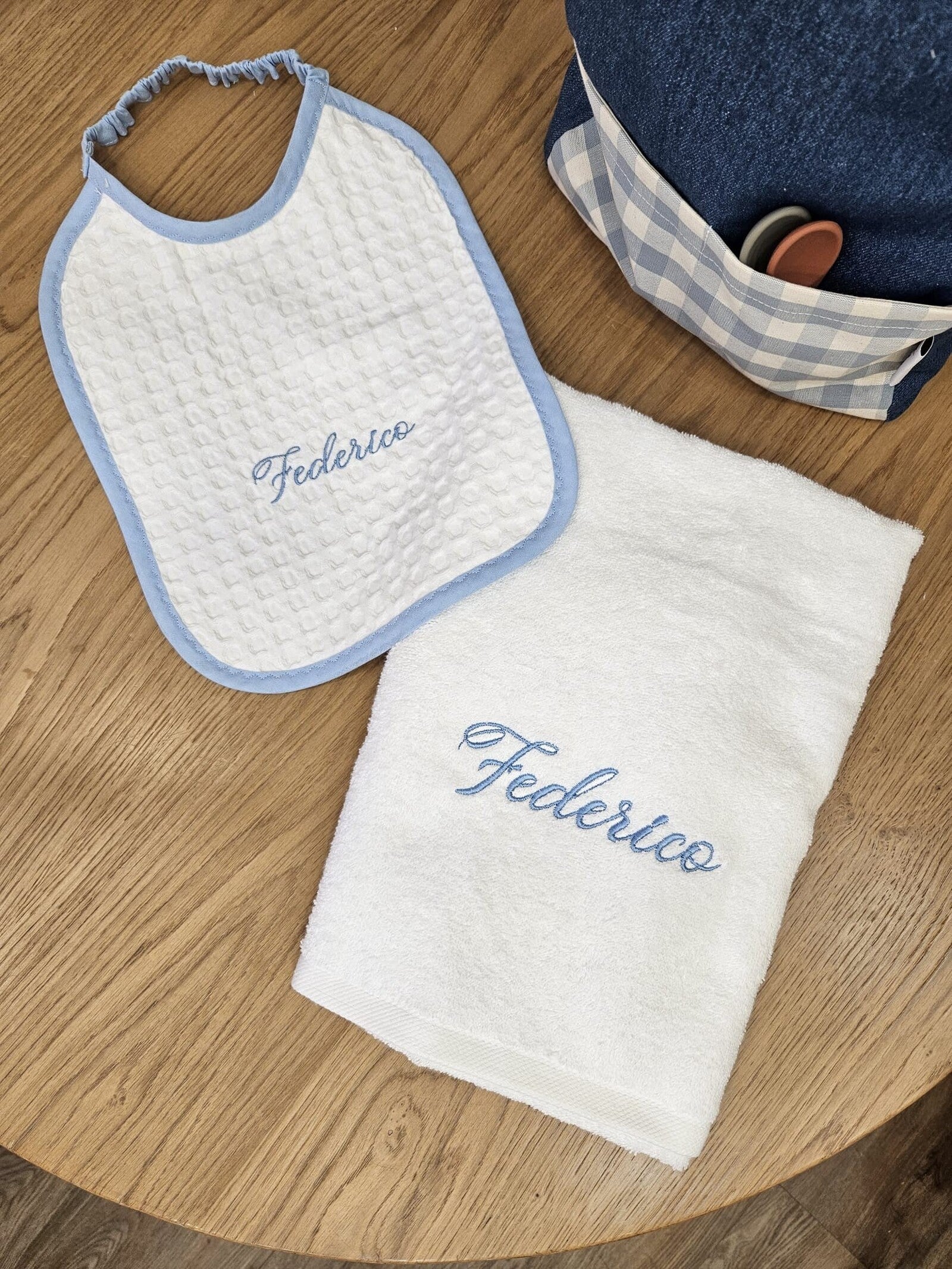 Asciugamanino in spugna personalizzato con il nome