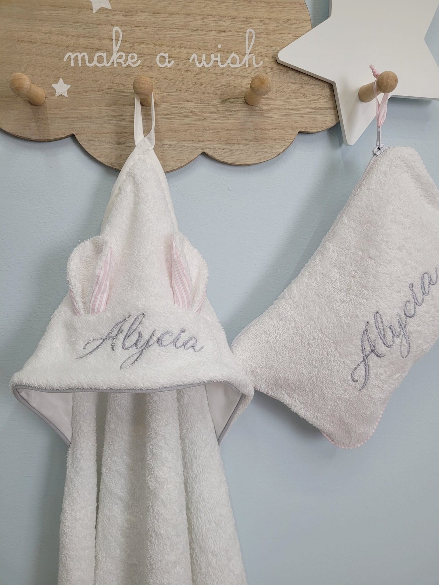 Coordinato da bagnetto in spugna, accappatoio e borsello