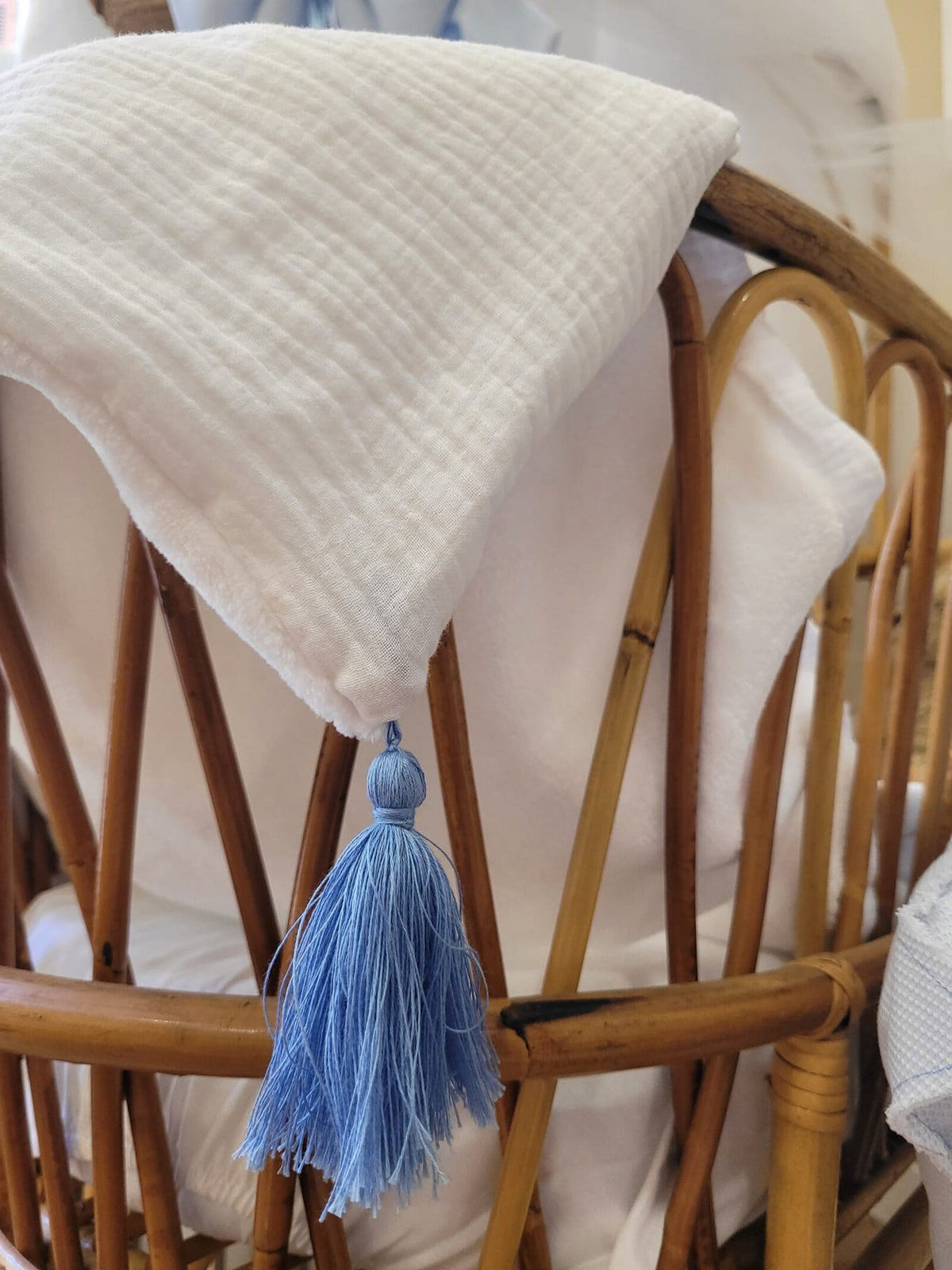 Copertina mussola e pile con nappe in merino