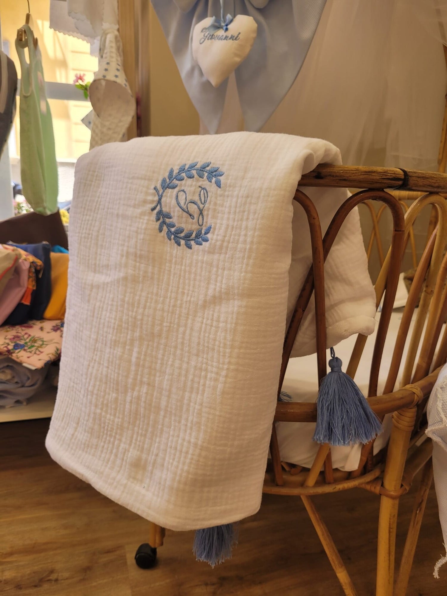 Copertina mussola e pile con nappe in merino