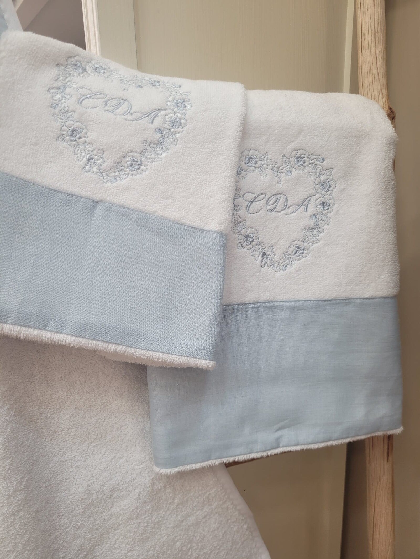 Coordinato bagno in spugna di cotone accappatoio e asciugamani