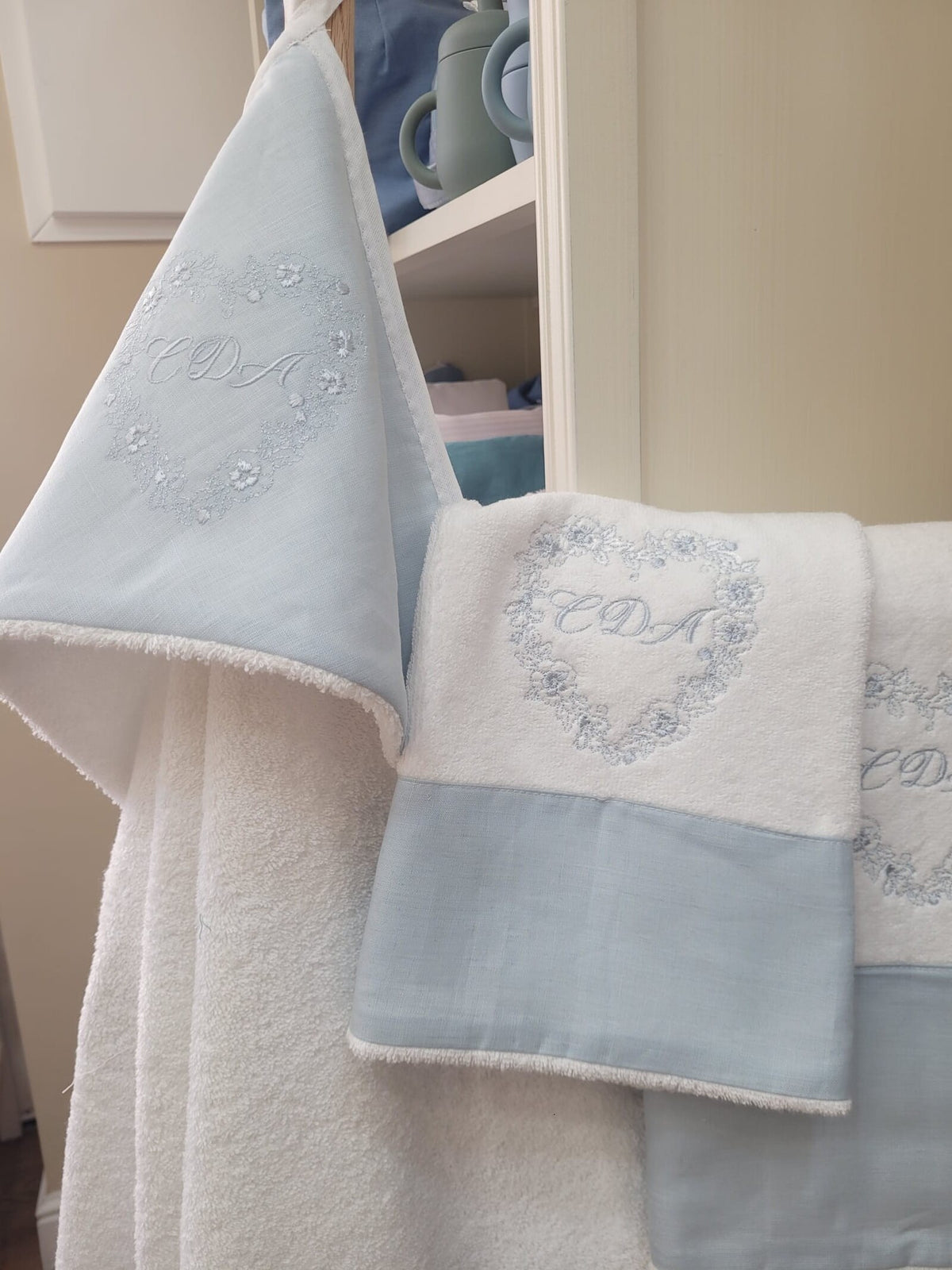 Coordinato bagno in spugna di cotone accappatoio e asciugamani