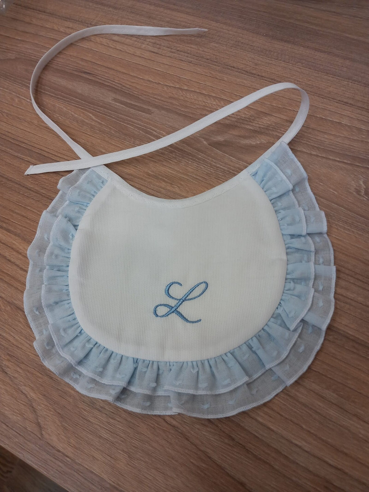 Bavaglino in piquet con rouches in plumetis