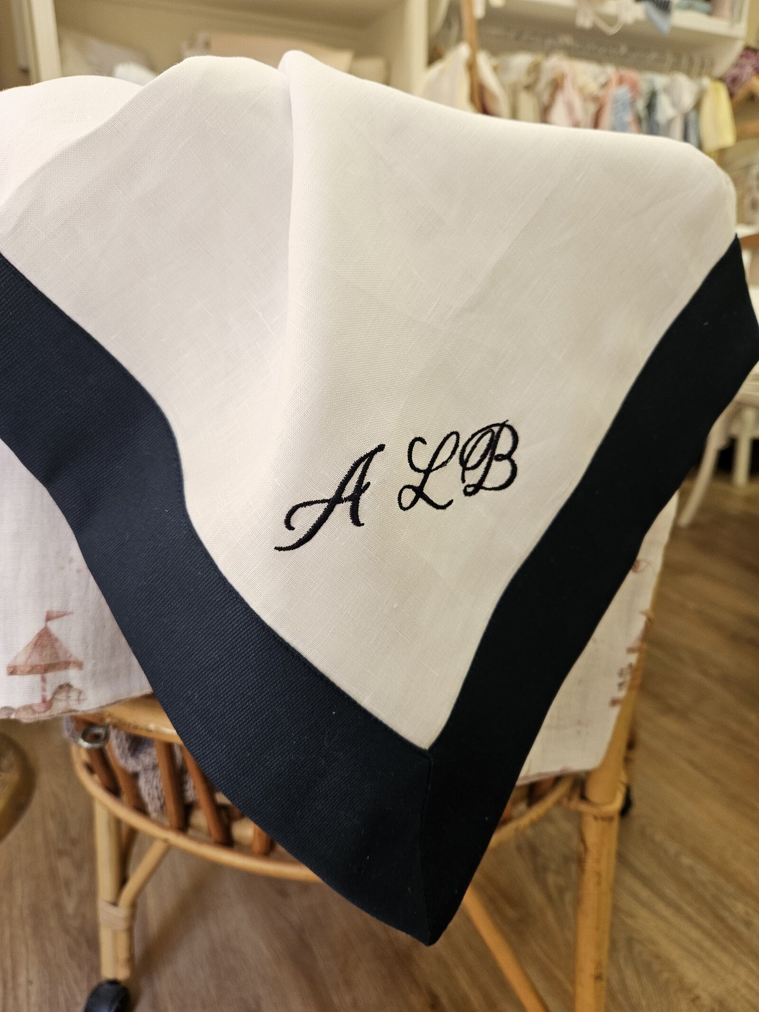 Quadrato Navy in lino bianco