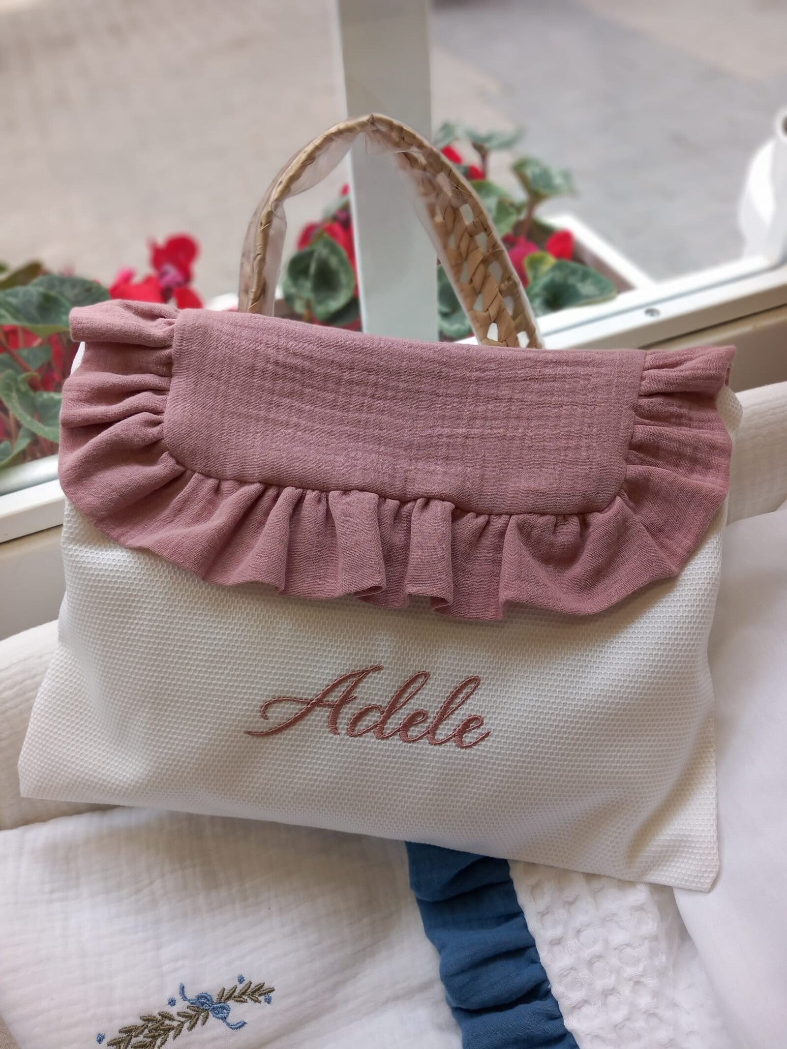 Busta nascita con pattina e rouche in mussola