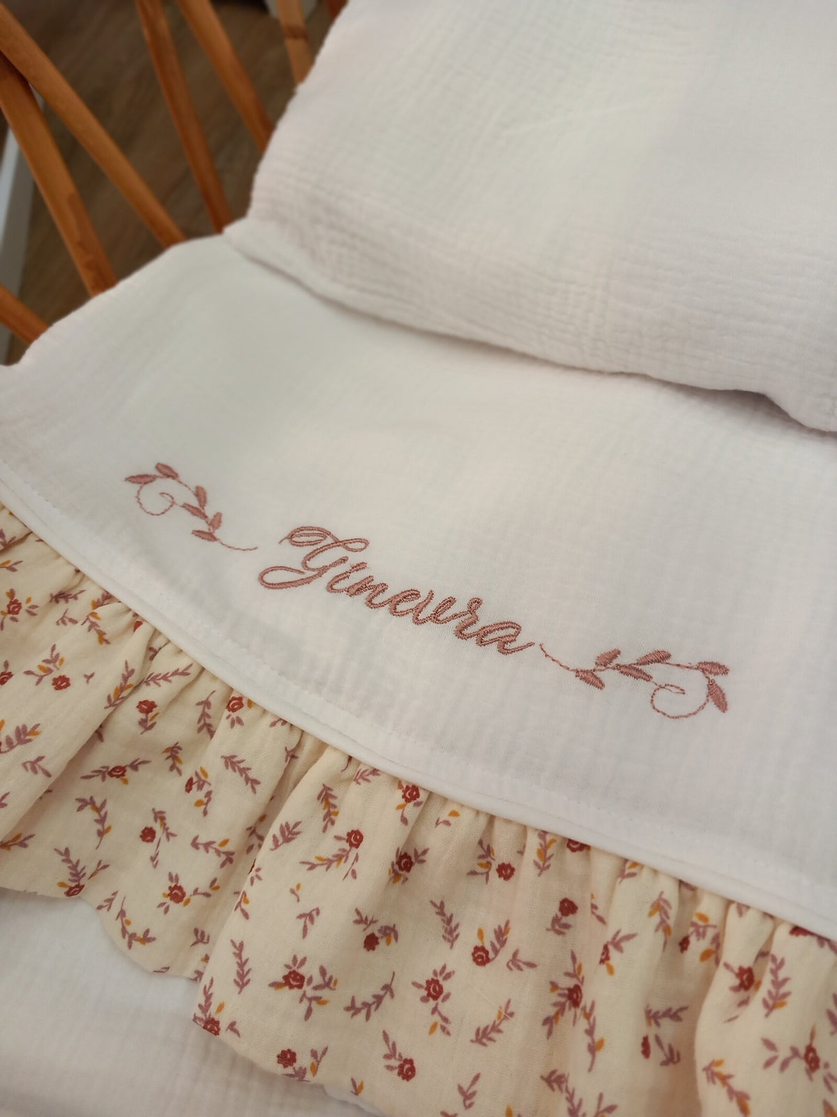 Lenzuolino in mussola con rouche a fantasia