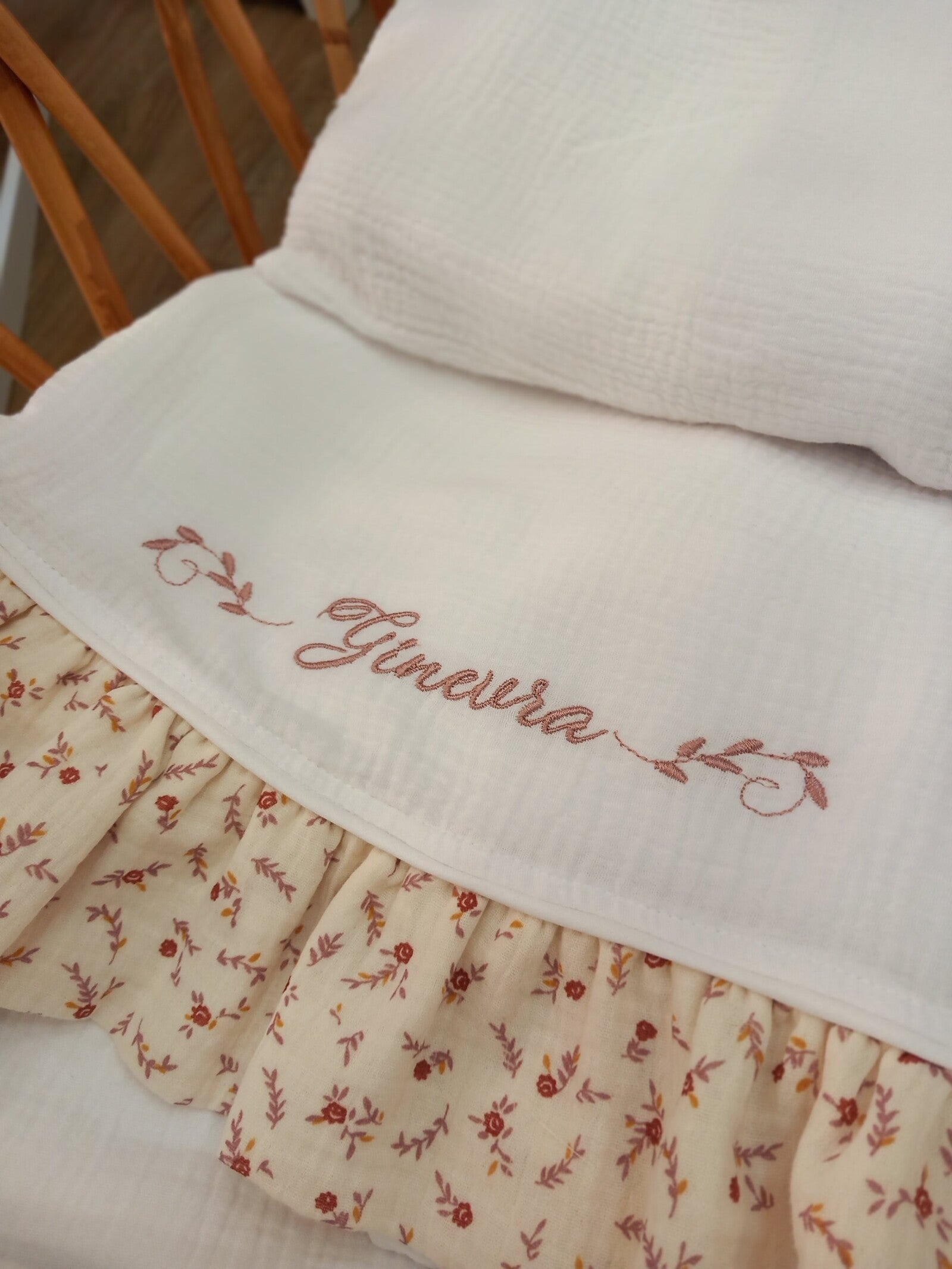 Lenzuolino in mussola con rouche a fantasia