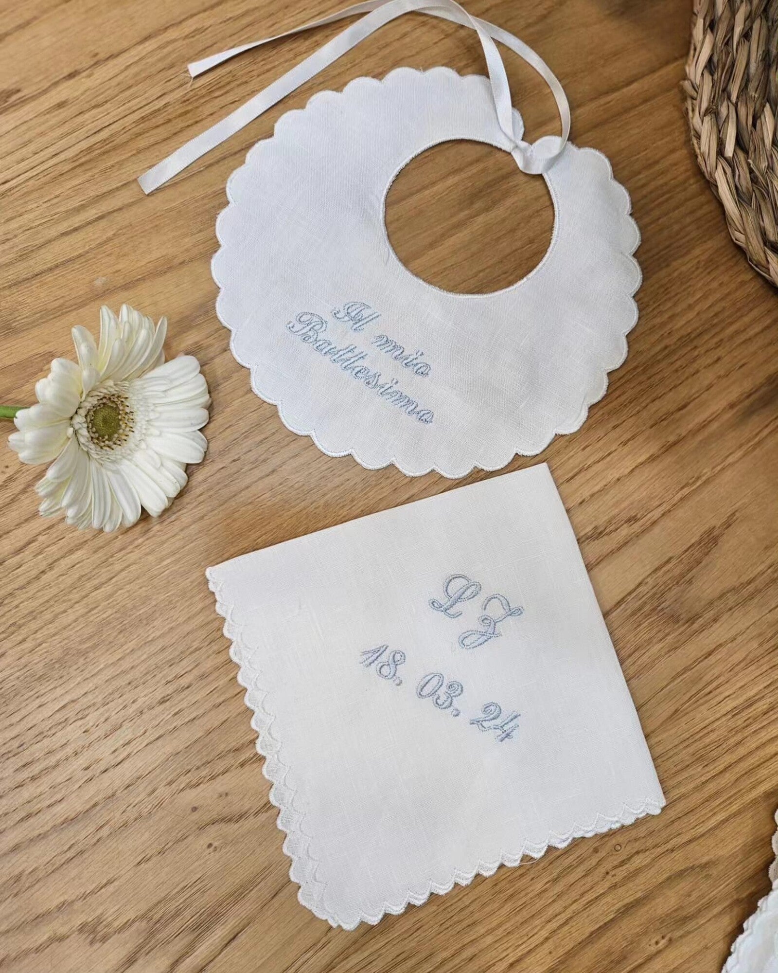 Bavaglino e fazzoletto battesimale con smerlo