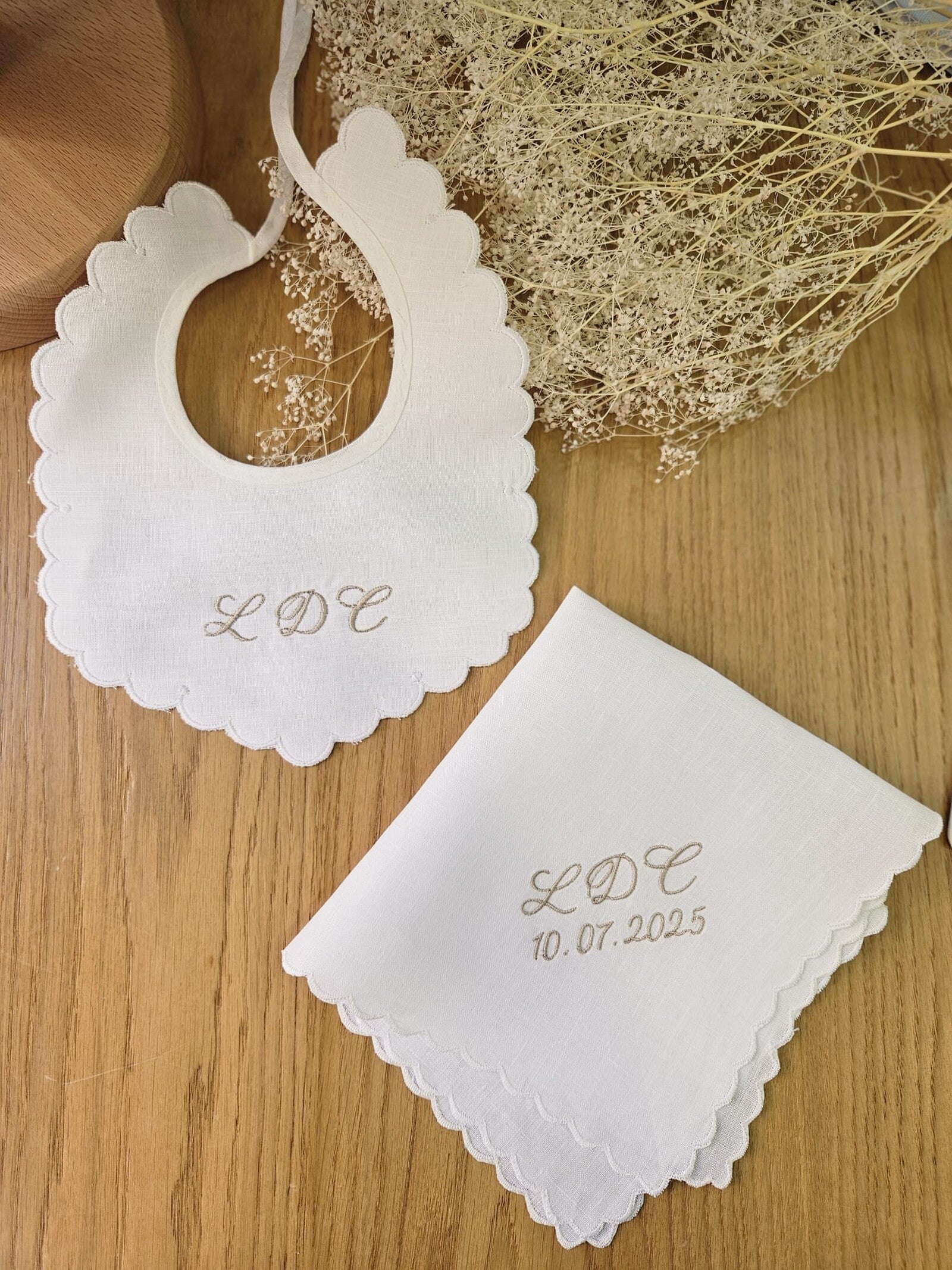 Bavaglino e fazzoletto battesimale con smerlo