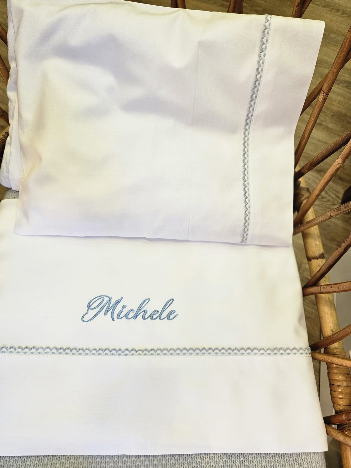 Lenzuolino con merlettino colorato