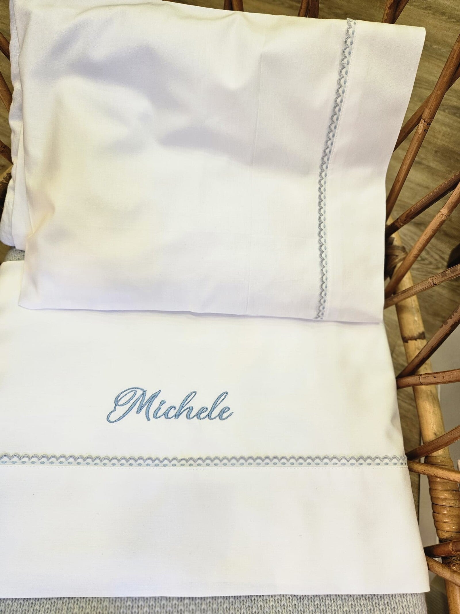 Lenzuolino con merlettino colorato