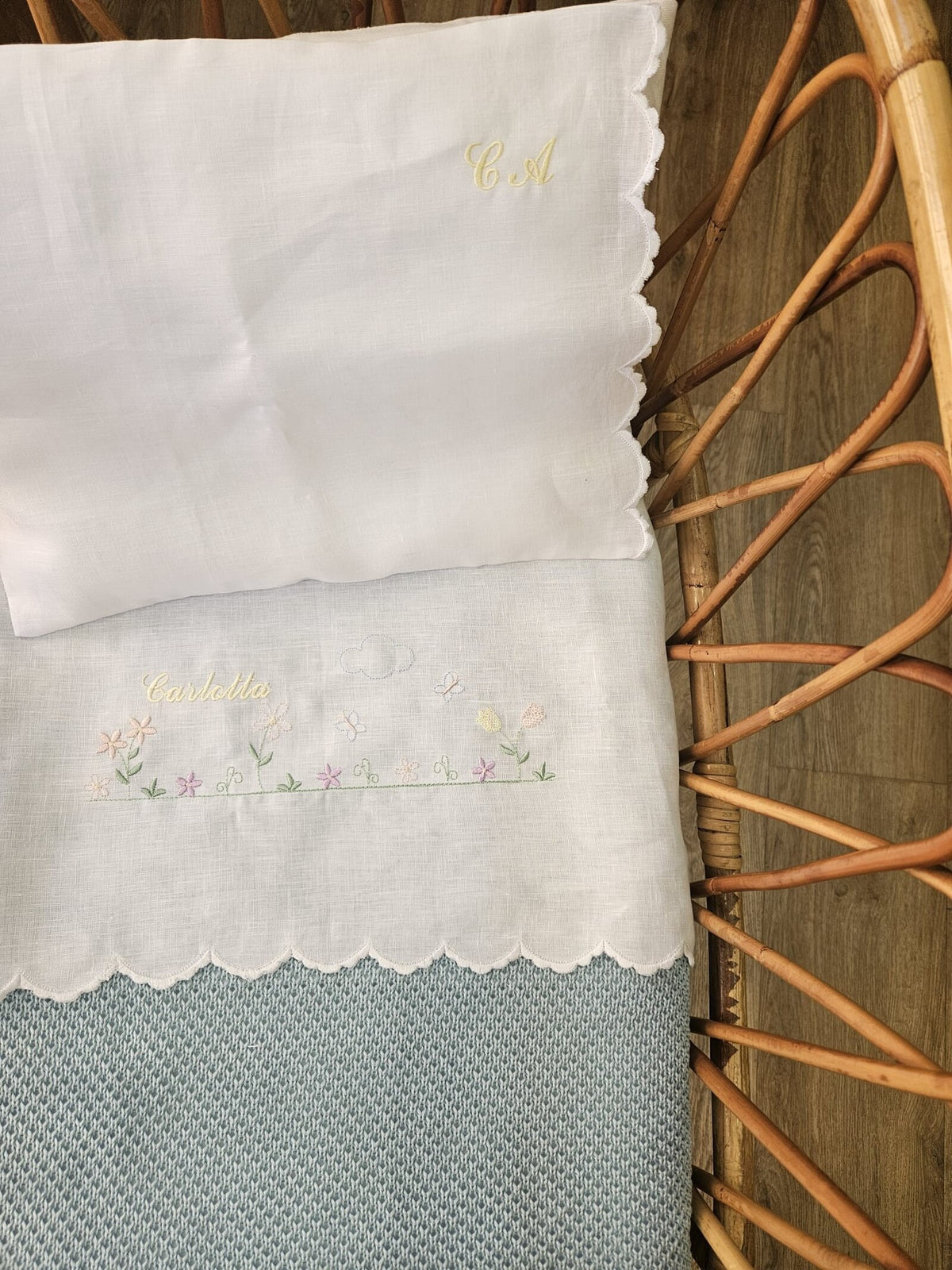 Lenzuolino in lino bianco con smerlo