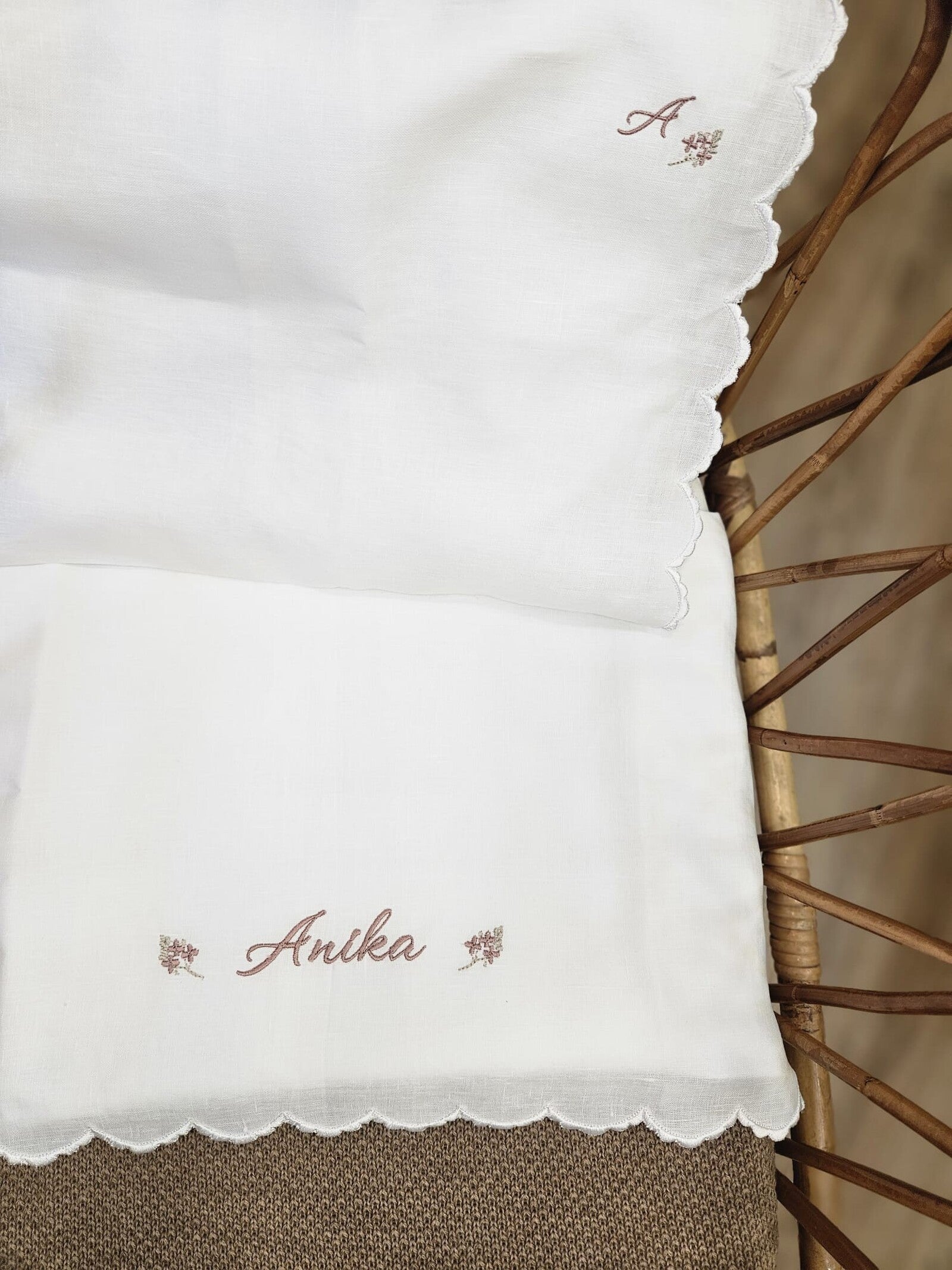 Lenzuolino in lino bianco con smerlo