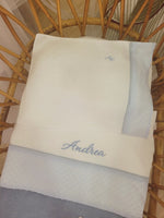 Lenzuolino con fascia in plumetis e merlettino