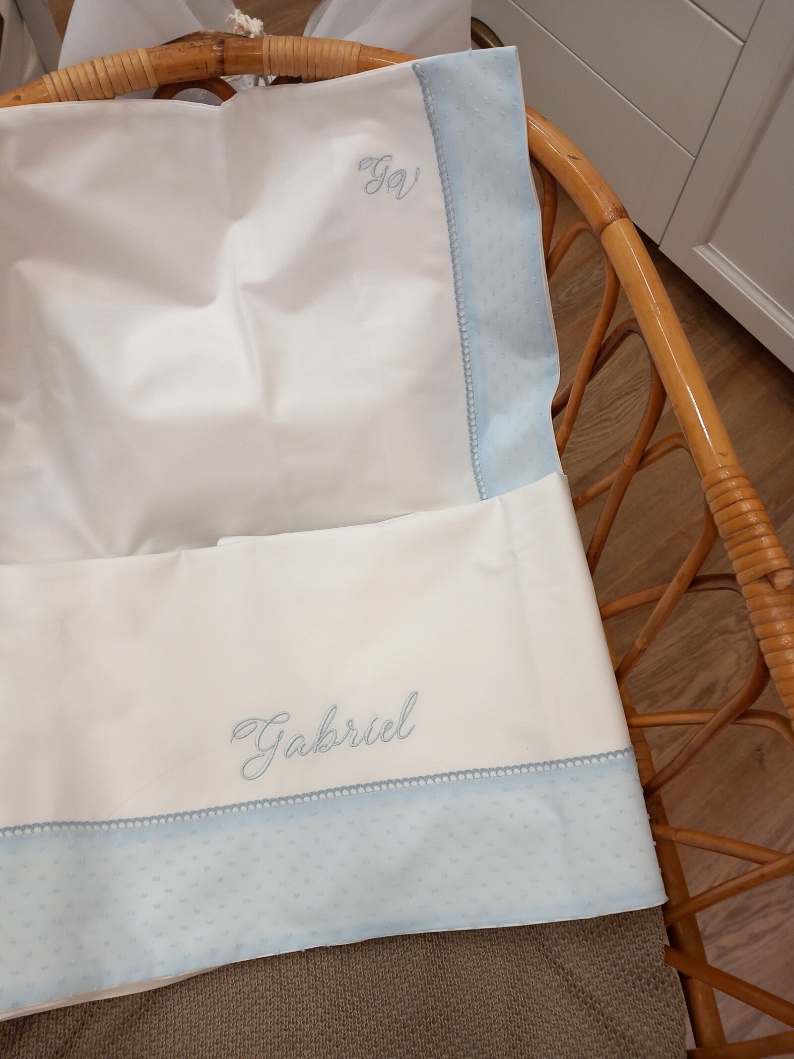 Lenzuolino con fascia in plumetis e merlettino