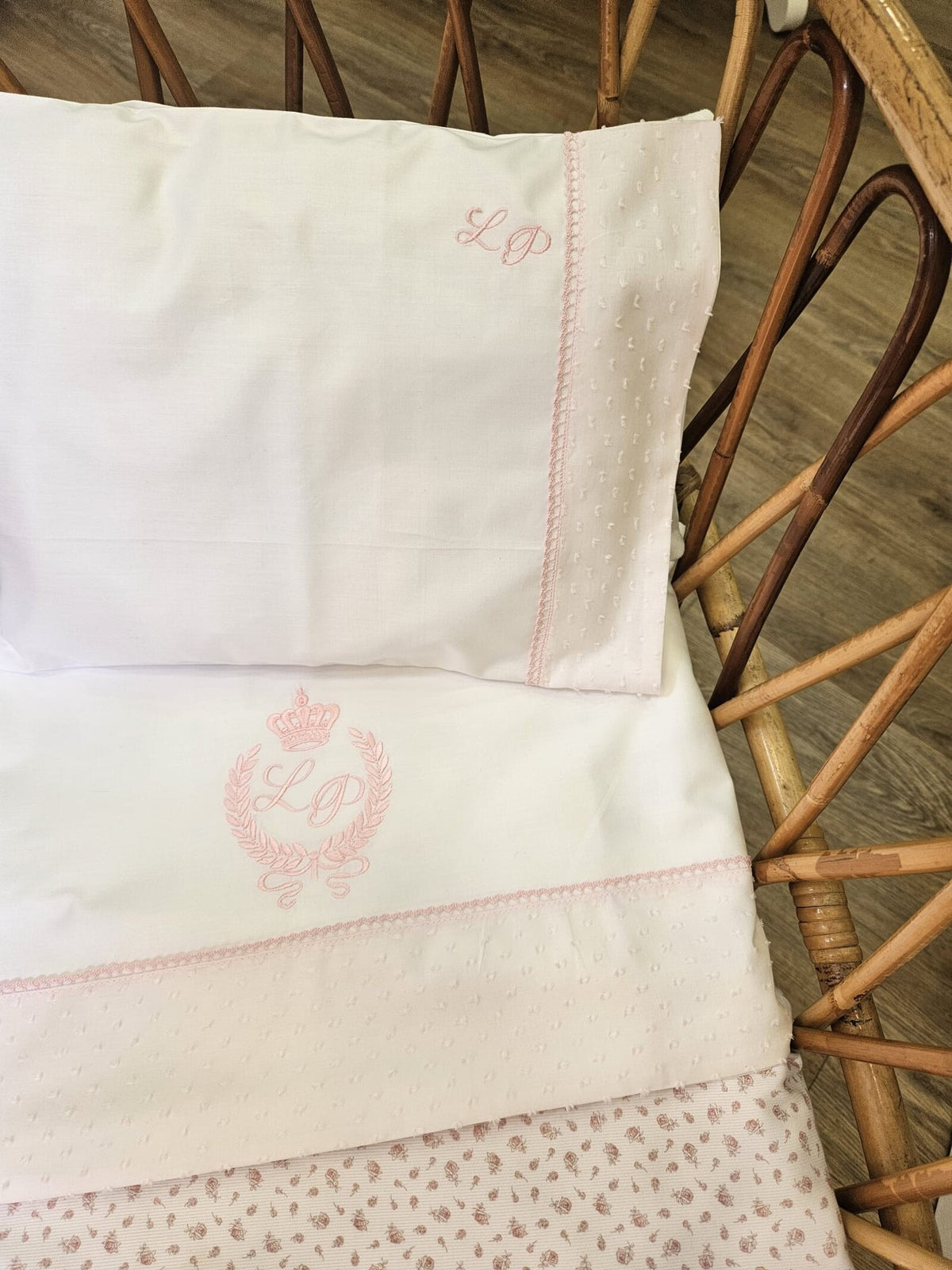 Lenzuolino con fascia in plumetis e merlettino