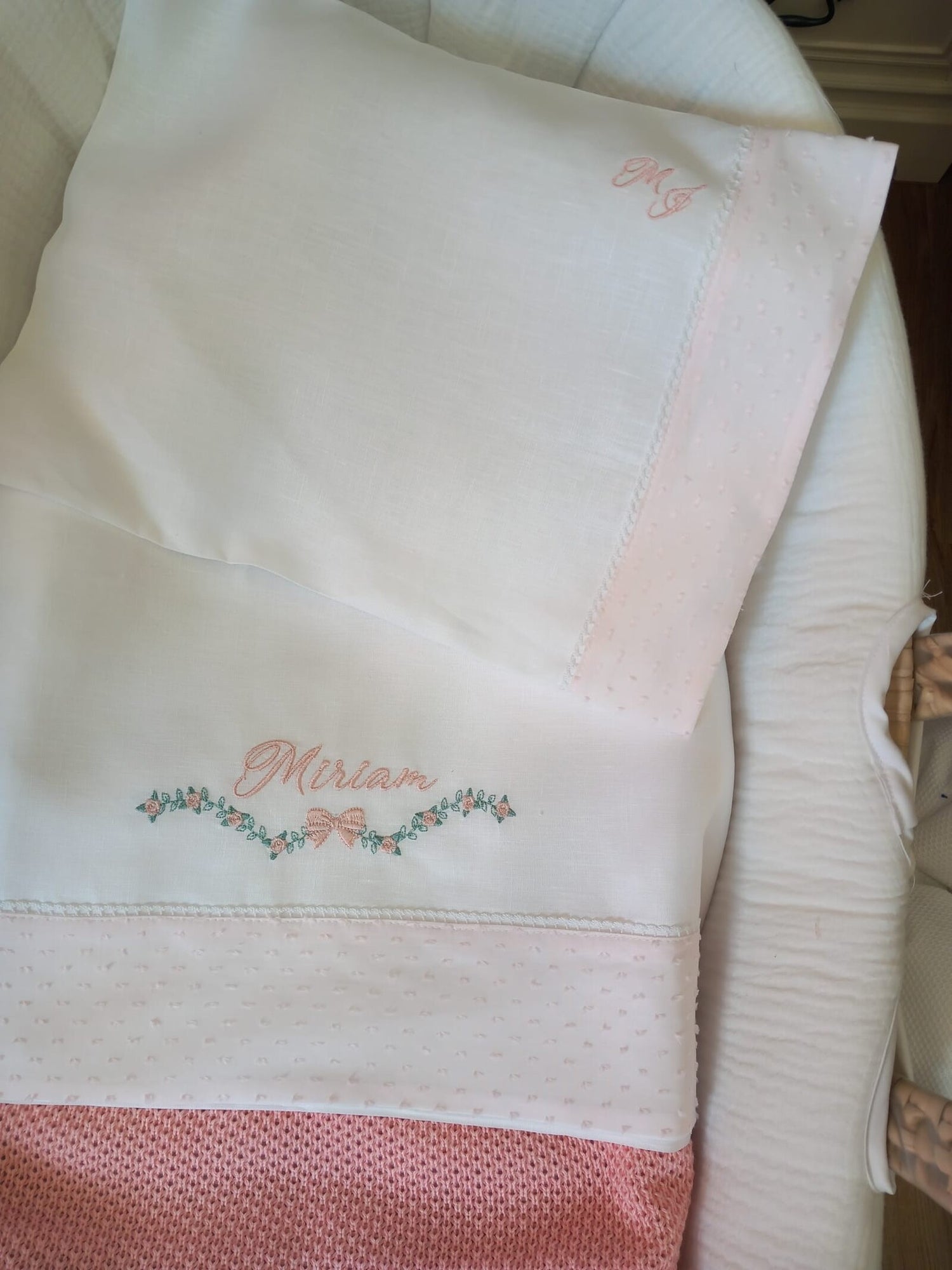 Lenzuolino con fascia in plumetis e merlettino