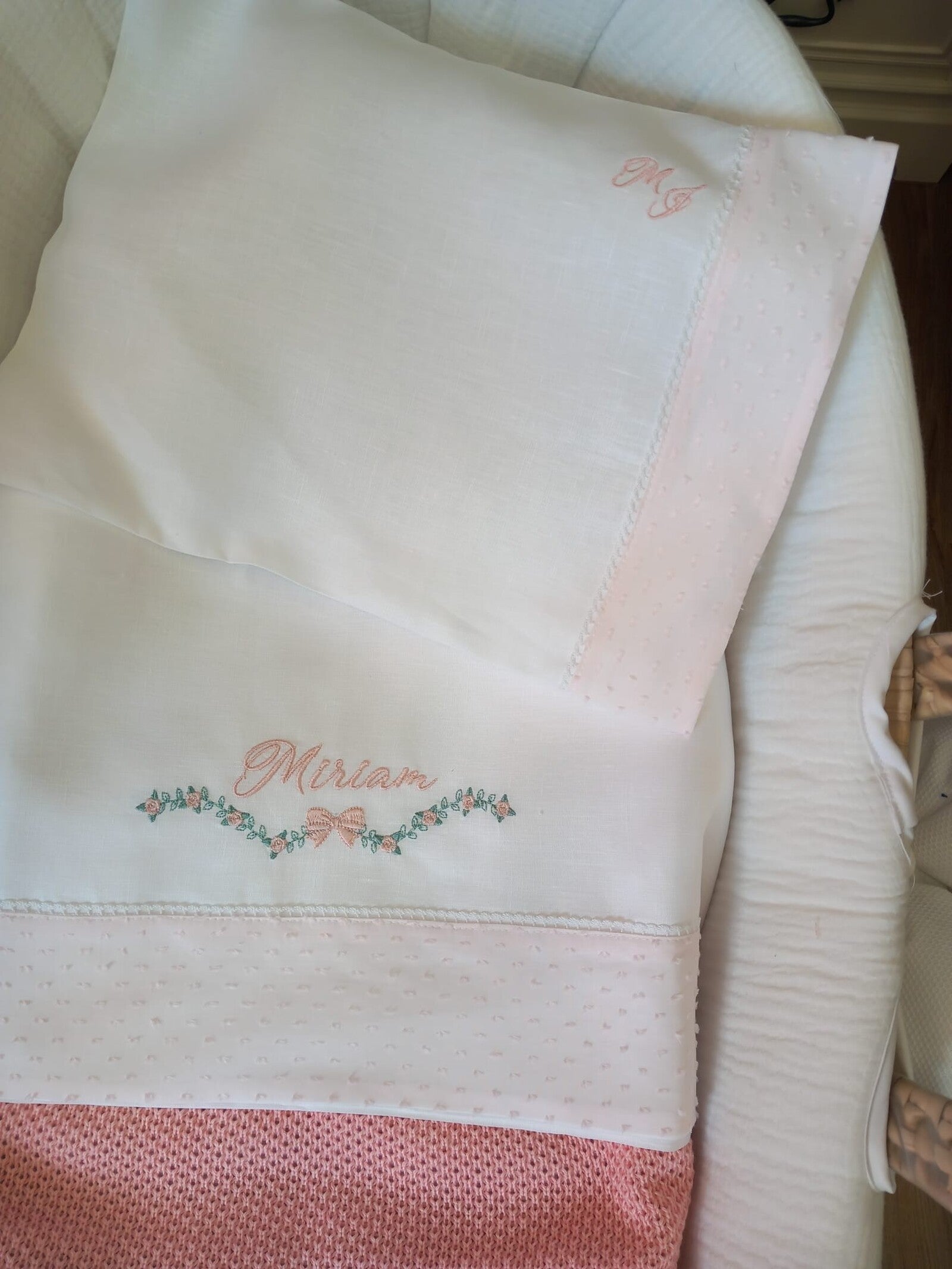 Lenzuolino con fascia in plumetis e merlettino