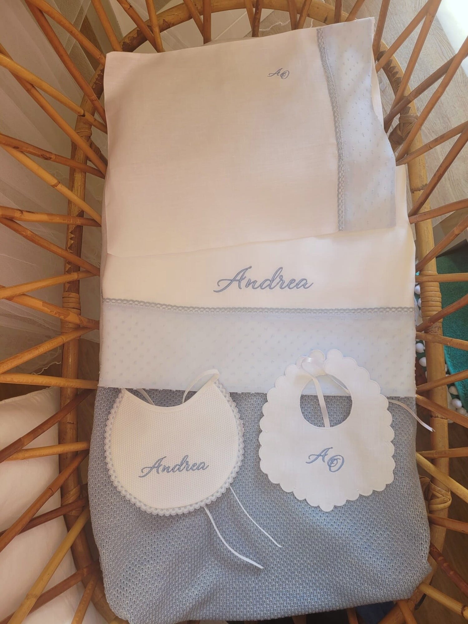 Lenzuolino con fascia in plumetis e merlettino