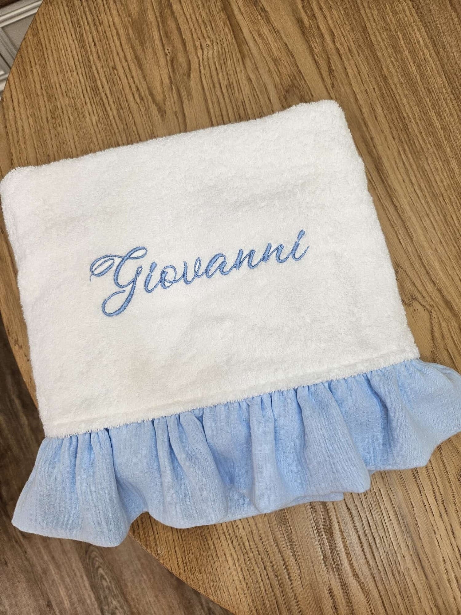 Telo bagnetto in spugna bianca con rouche in mussola