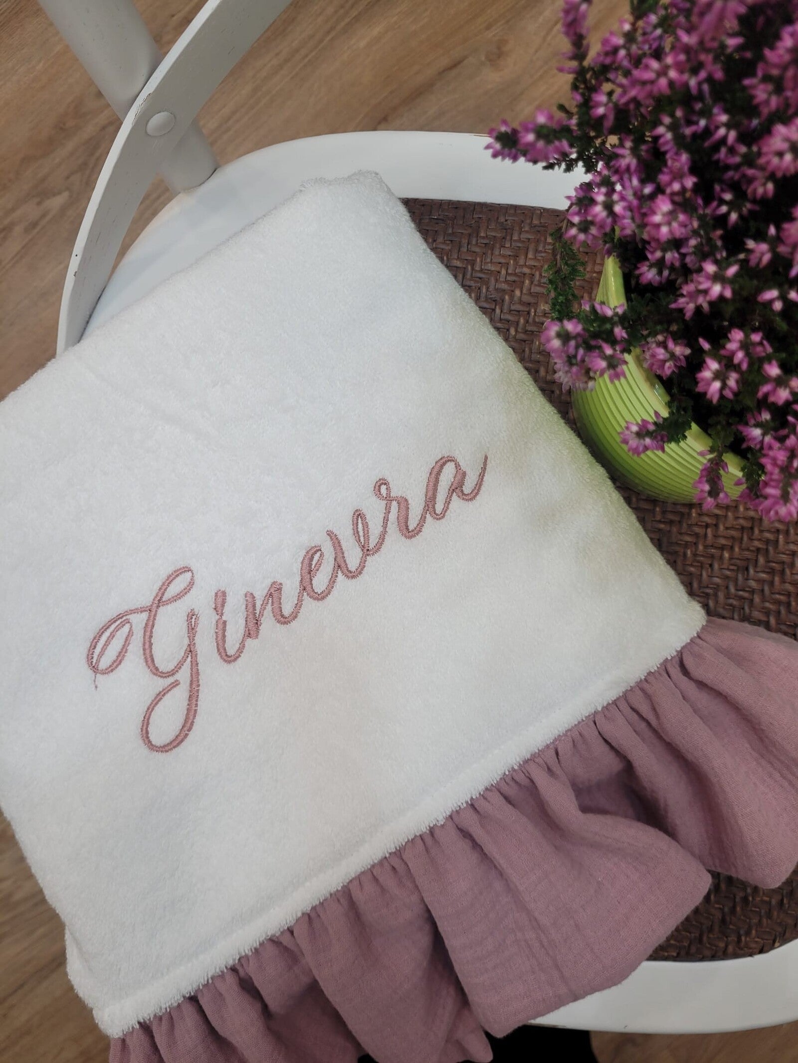 Telo bagnetto in spugna bianca con rouche in mussola