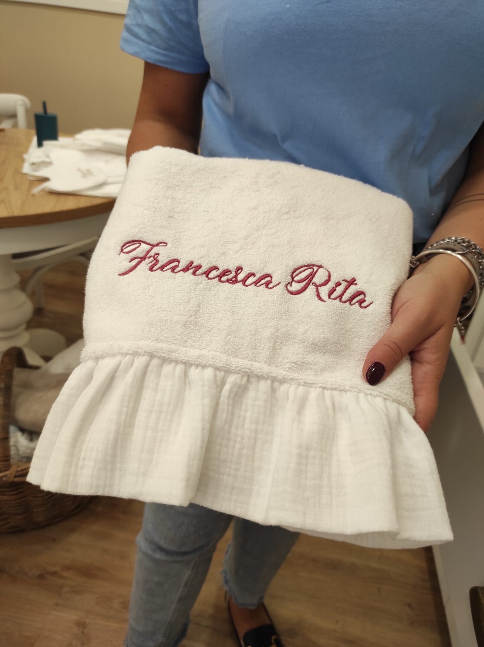 Telo bagnetto in spugna bianca con rouche in mussola