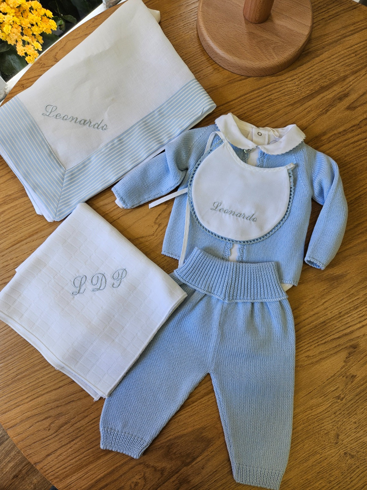 Completo in lana merinos, cardigan e pantaloni e cappellino