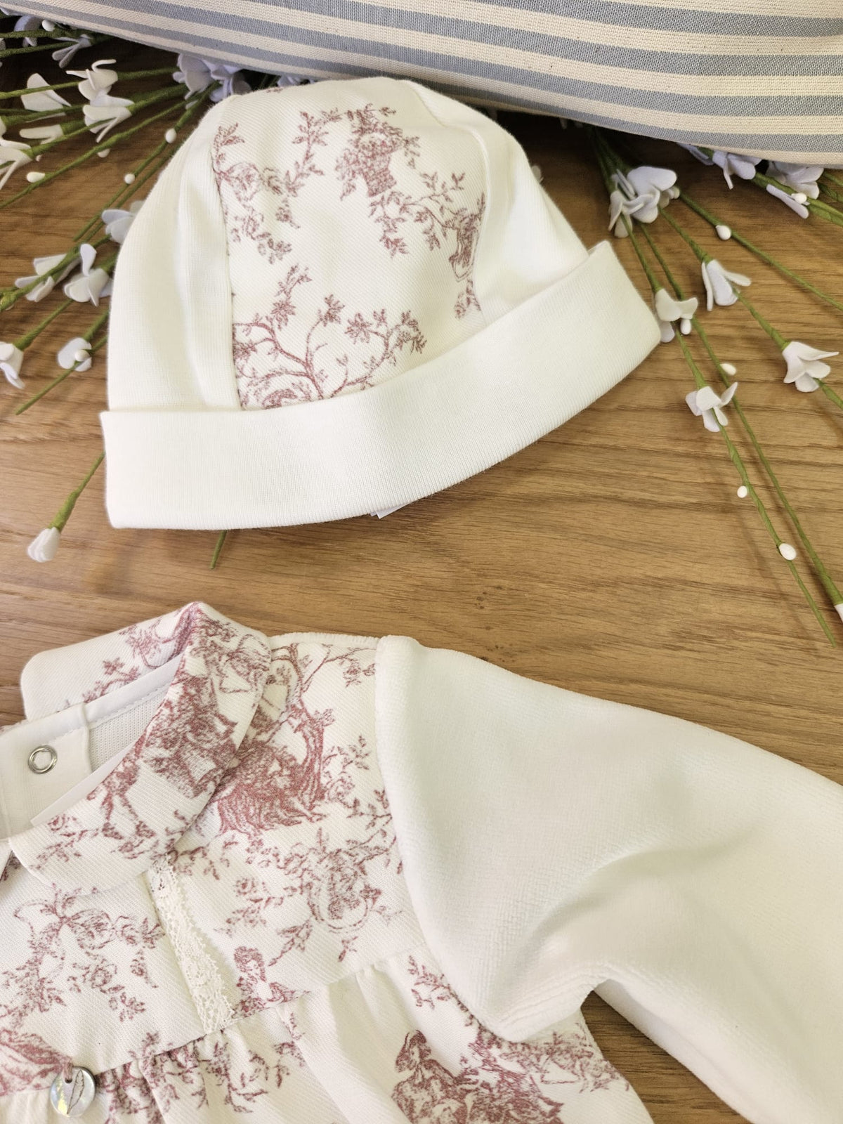 Tutina con cappellino in velluto con dettagli in tessuto a fantasia Toile de Jouy