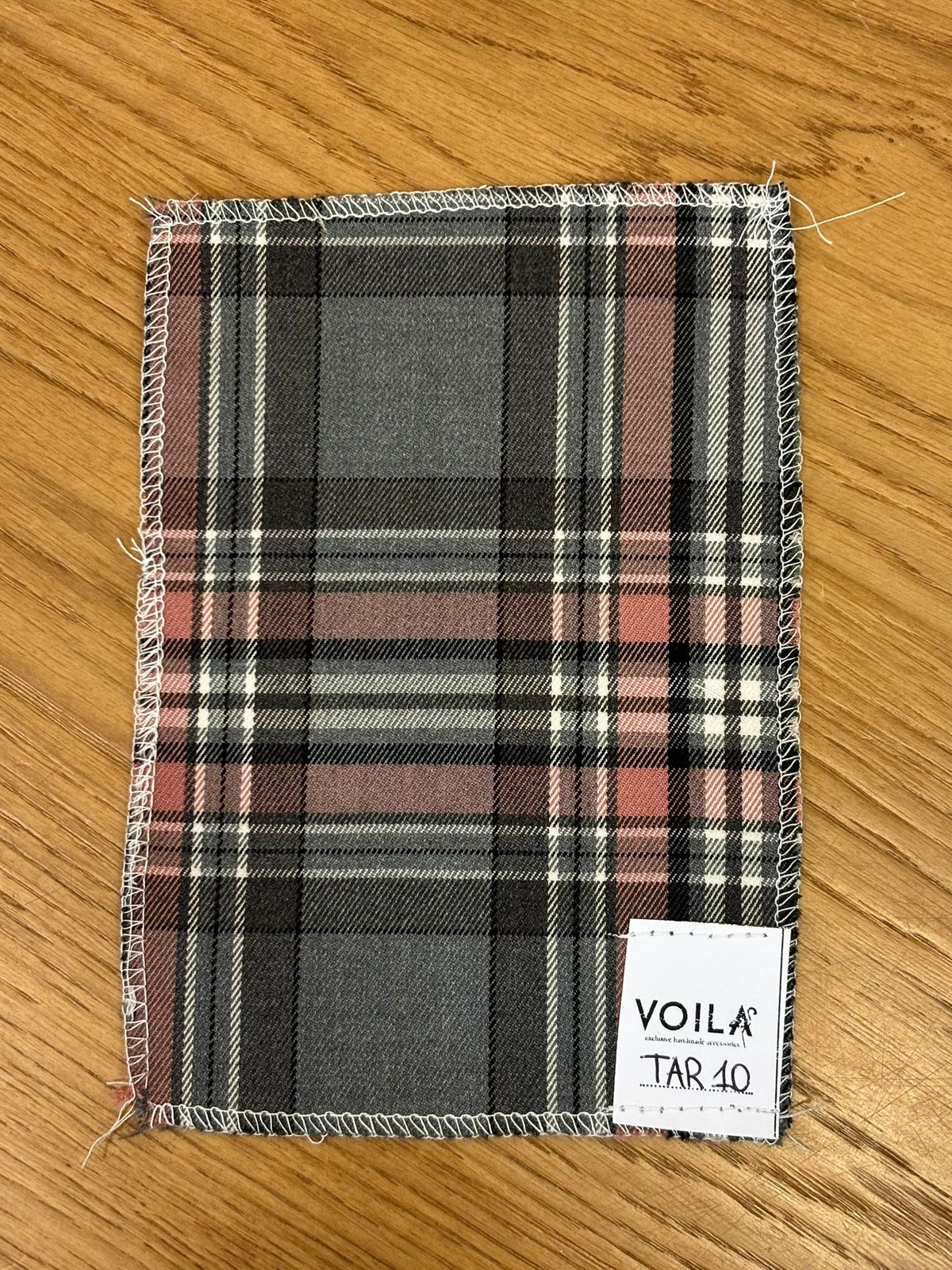 Calza di Natale Love in velluto e tartan con ricamo - VoilàMaison