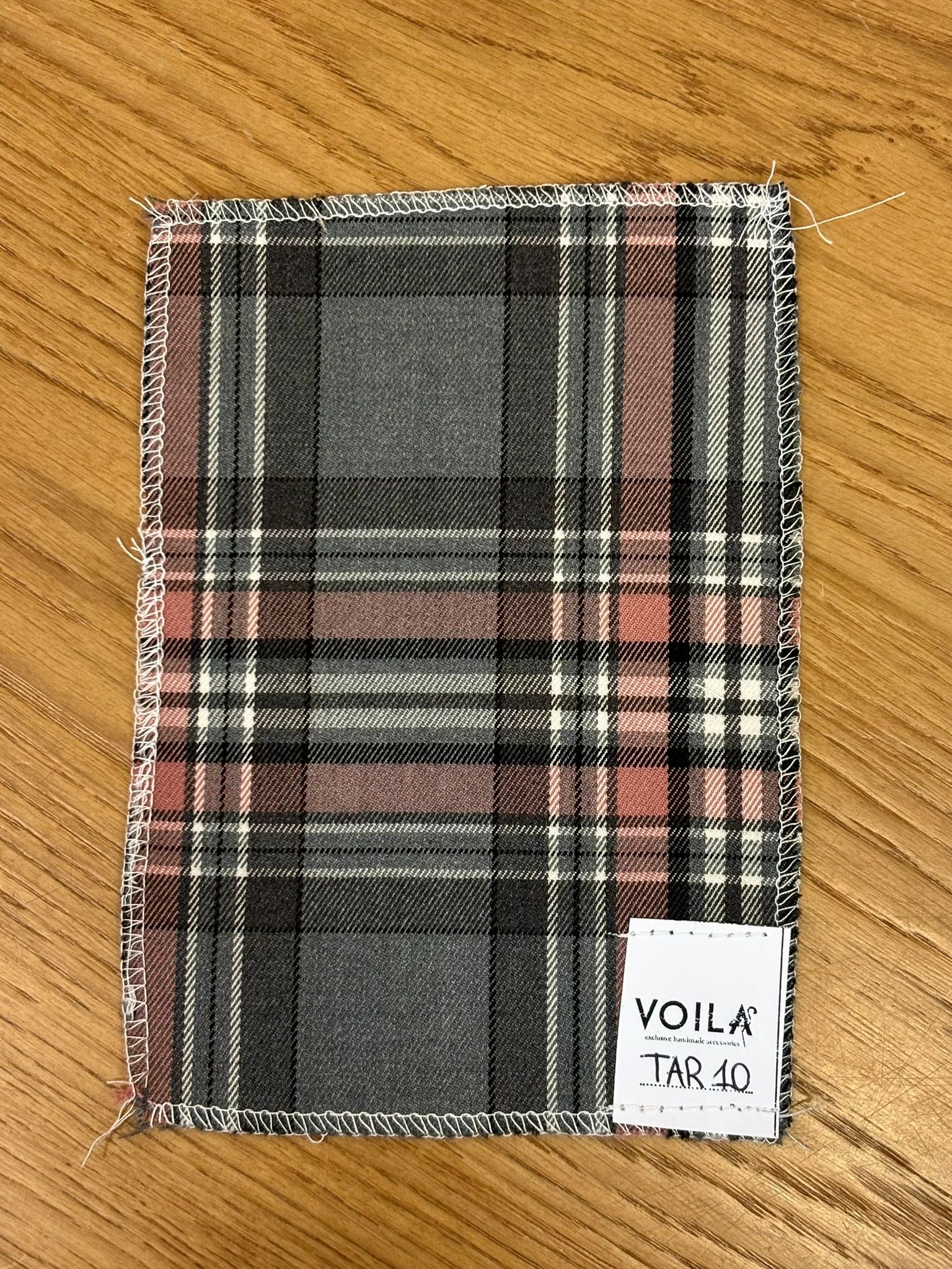 Calza di Natale Love in velluto e tartan con ricamo - VoilàMaison