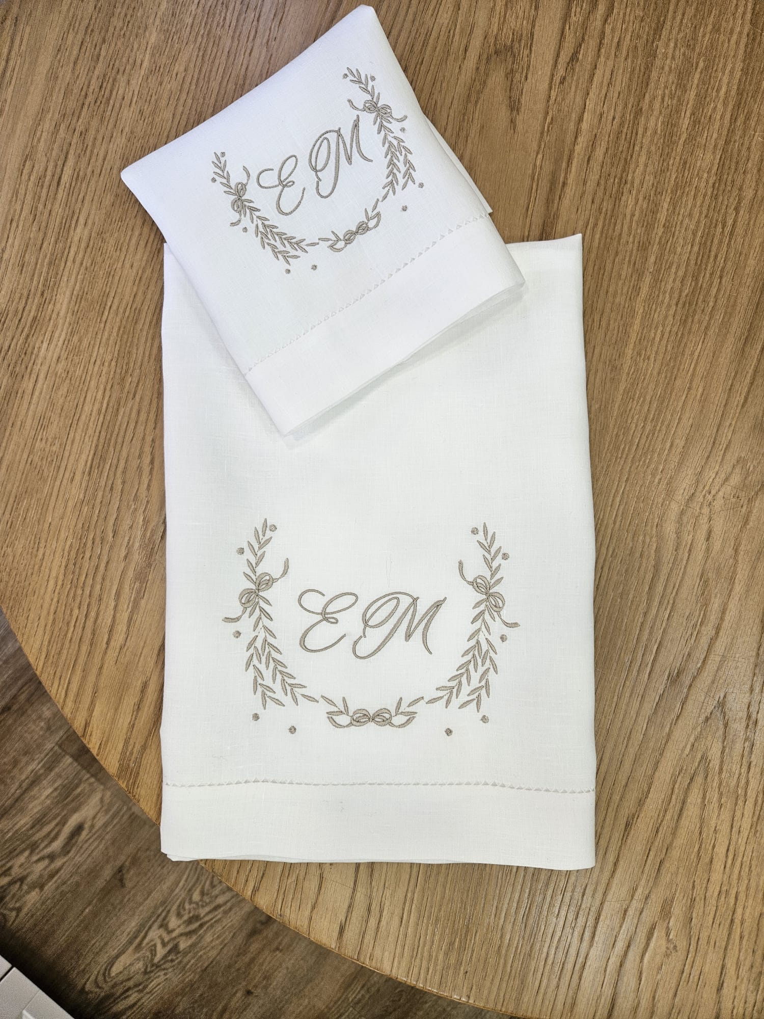 Coppia di asciugamani in puro lino con punto a giorno