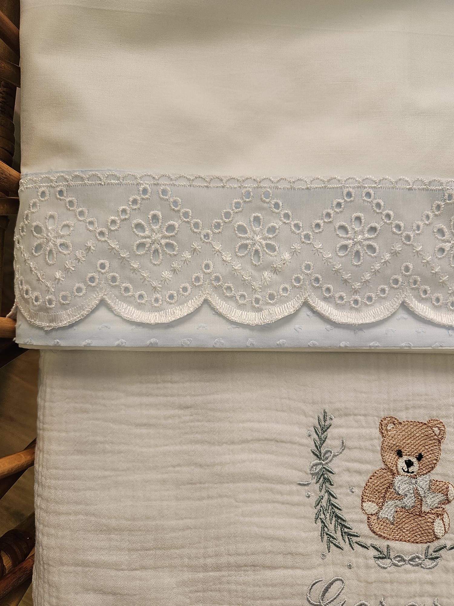 Lenzuolino personalizzato con fascia in plumetis e sangallo